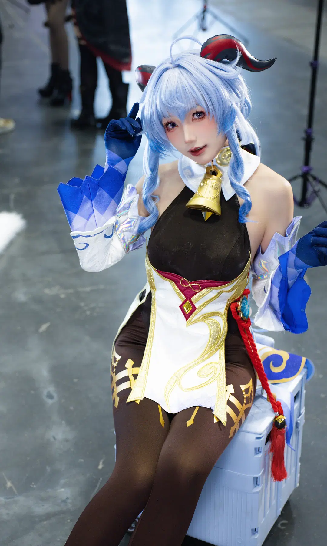 【Ganyu Cosplay】Genshin Impact Ganyu BW Convention Photos: A Stolen Moment from the Event Bustle by 野熊硬糖 - Image 4