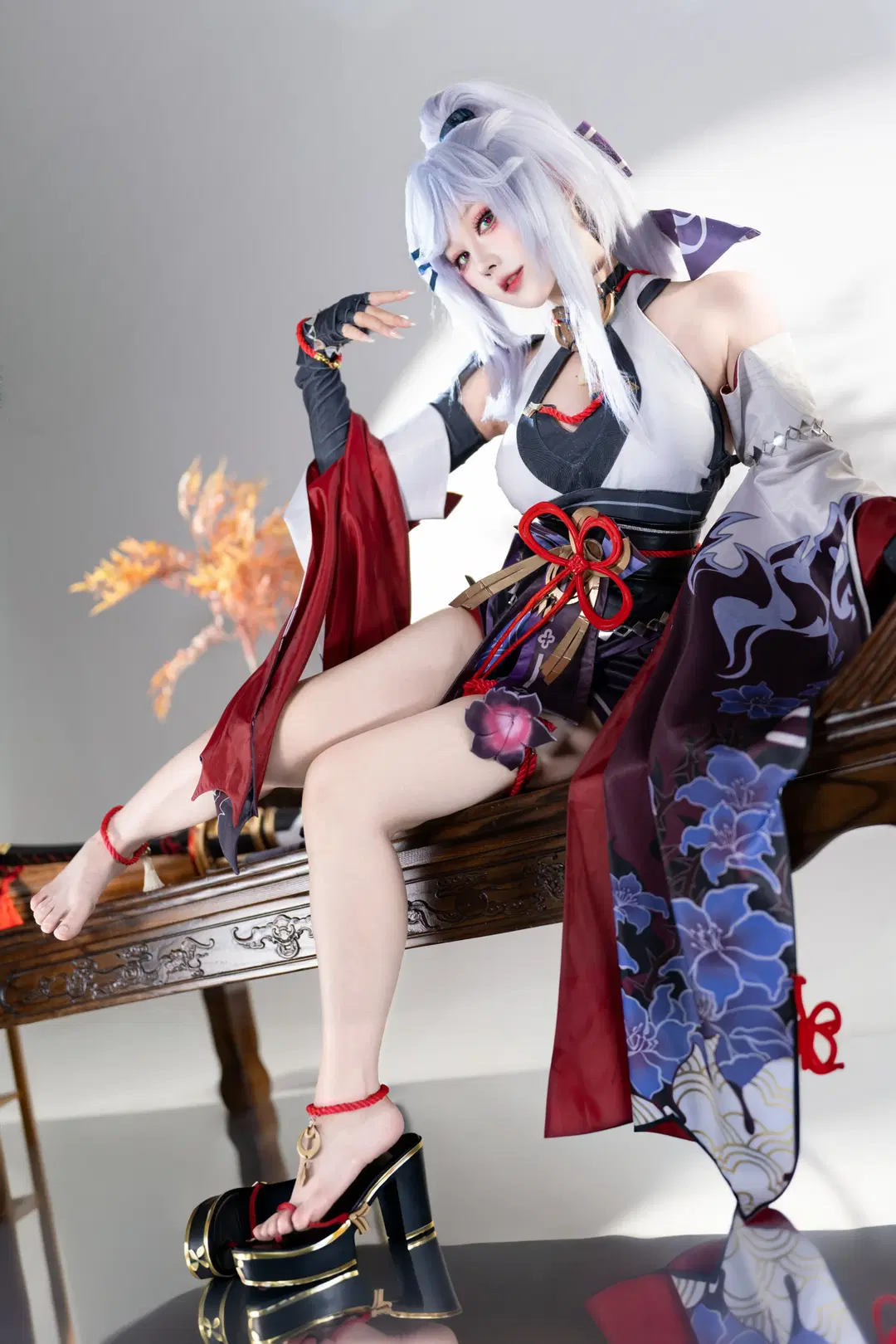 和风cosplay, 棚拍人像, 银发美瞳, 红绳绑带, 高跟凉鞋