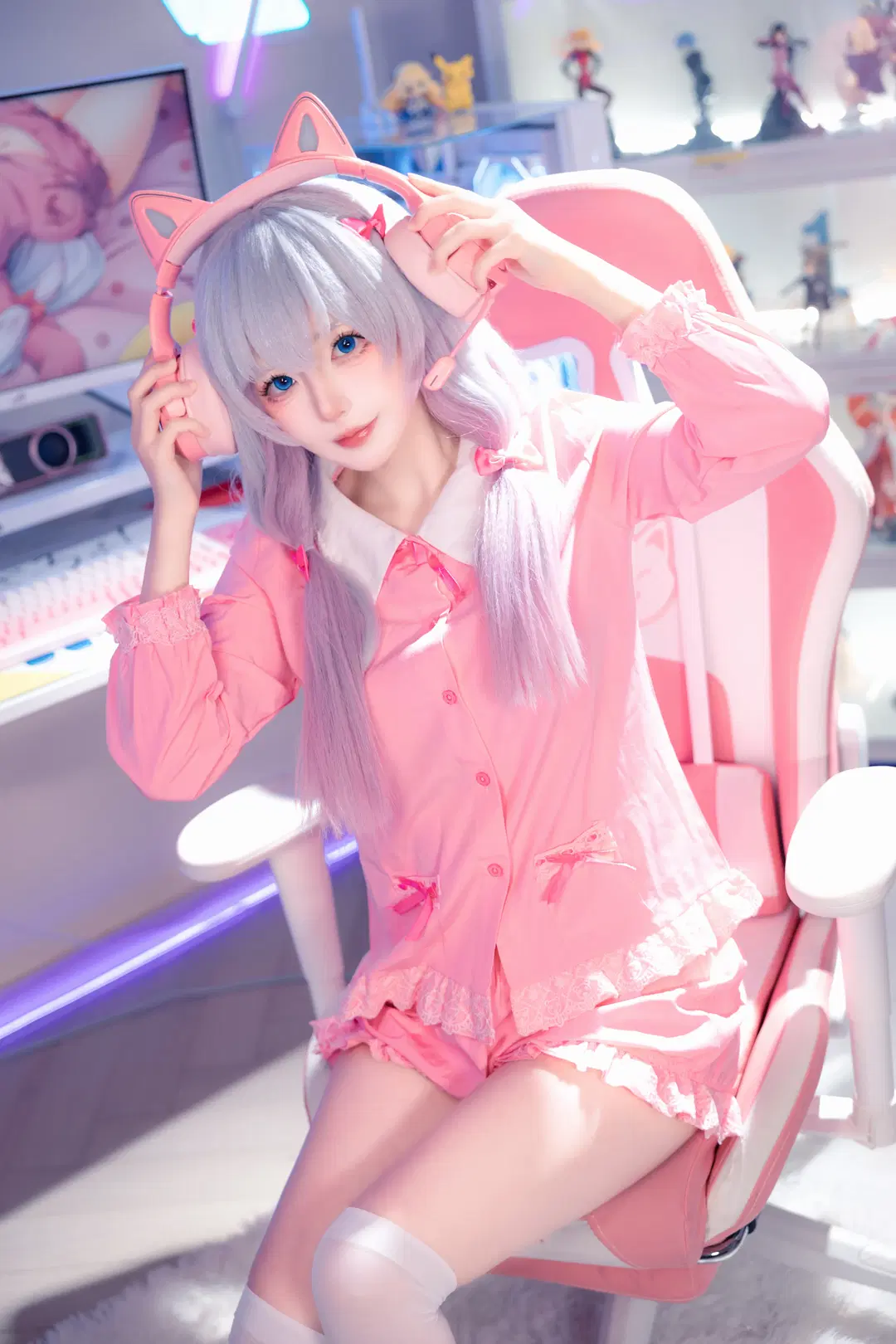 【和泉紗霧 コスプレ】『エロマンガ先生』ピンクのパジャマで過ごす引きこもり日常（アニメ風ゲーミングルーム・オーバーニーソックス） - 花見团子喵 - 2枚目