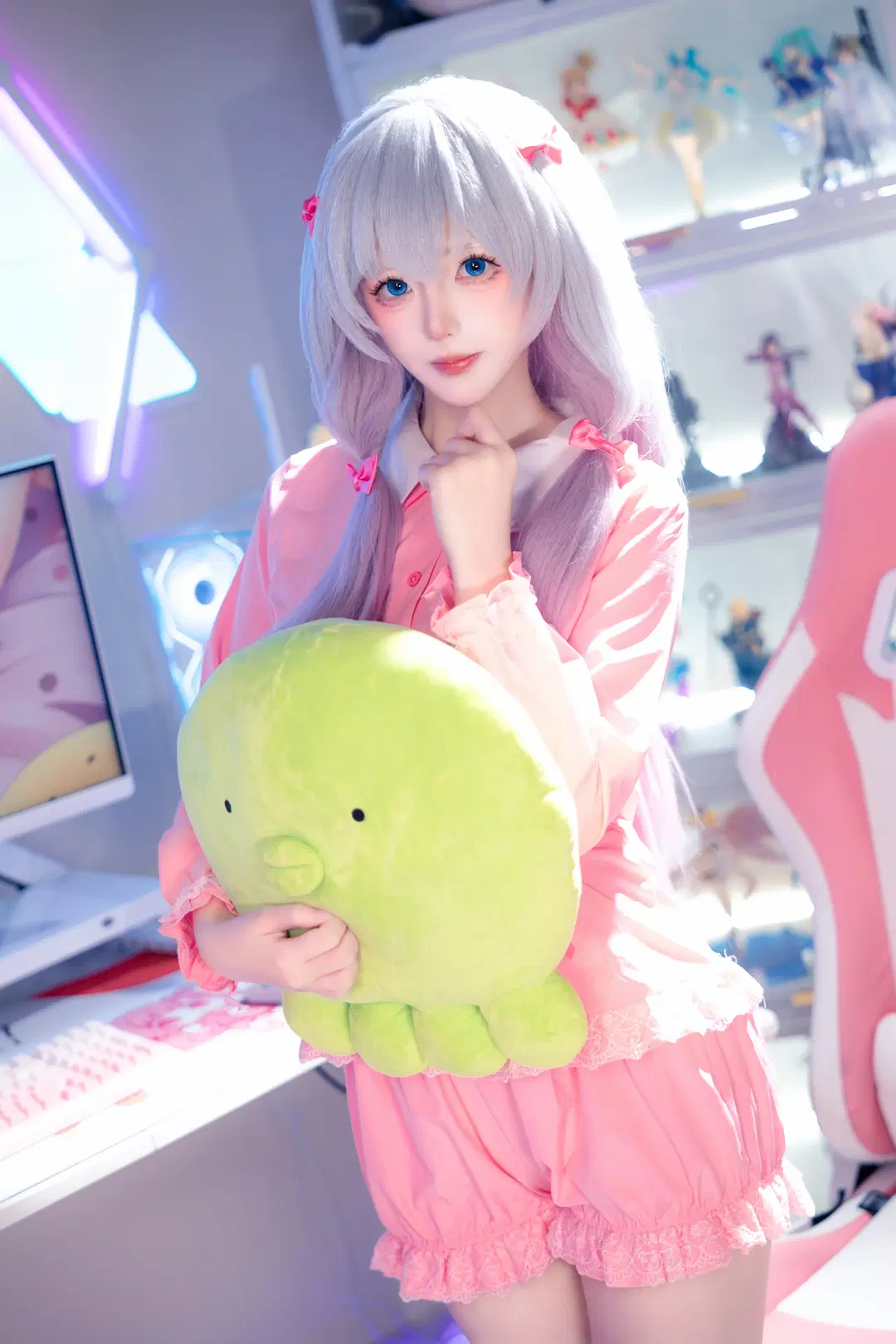 【和泉紗霧 コスプレ】『エロマンガ先生』ピンクのパジャマで過ごす引きこもり日常（アニメ風ゲーミングルーム・オーバーニーソックス） - 花見团子喵 - 3枚目