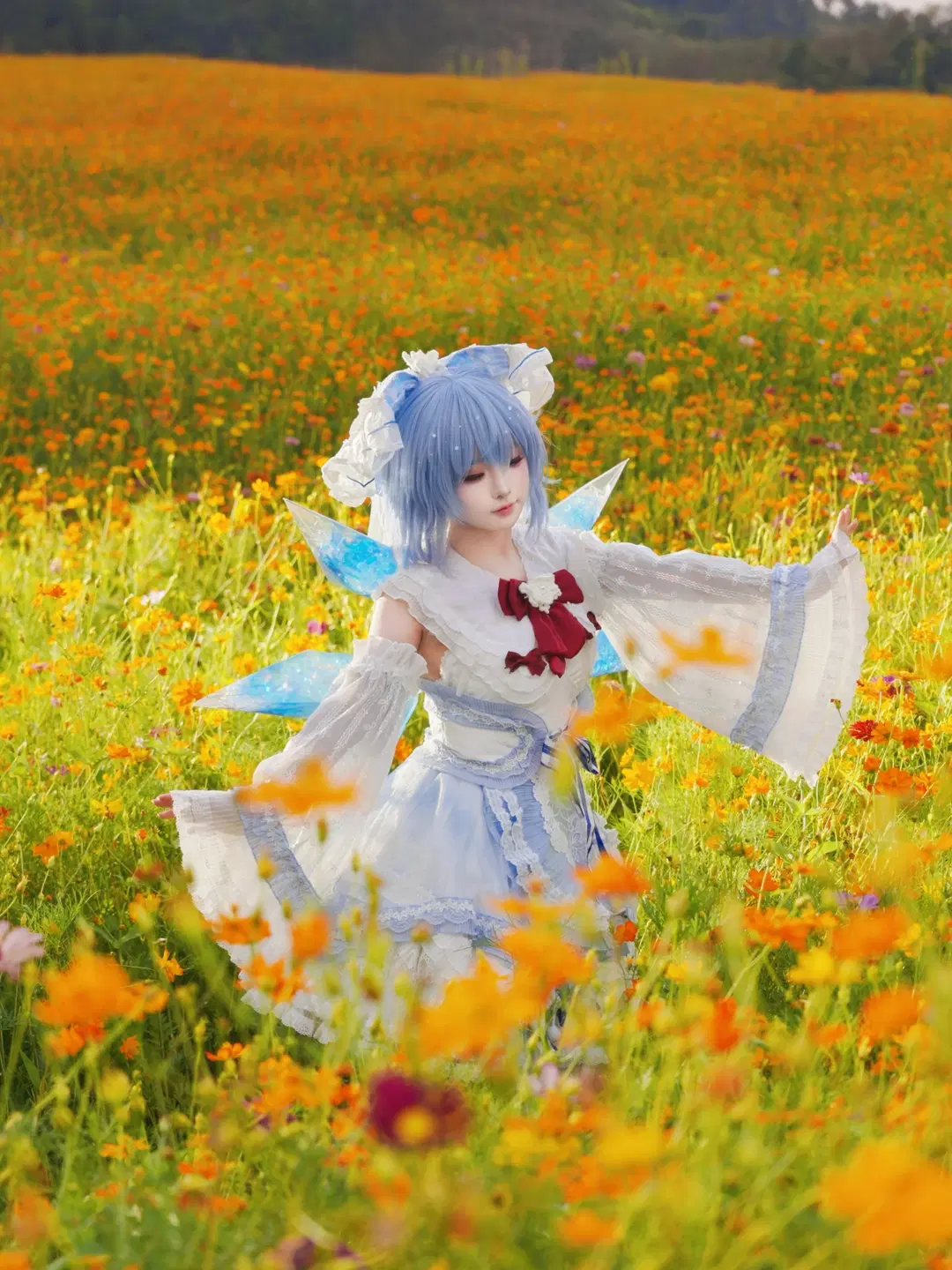 [Cirno cosplay] Touhou Project: The Ice Fairy in a Sea of Flowers by 轩叉子 - Image 2