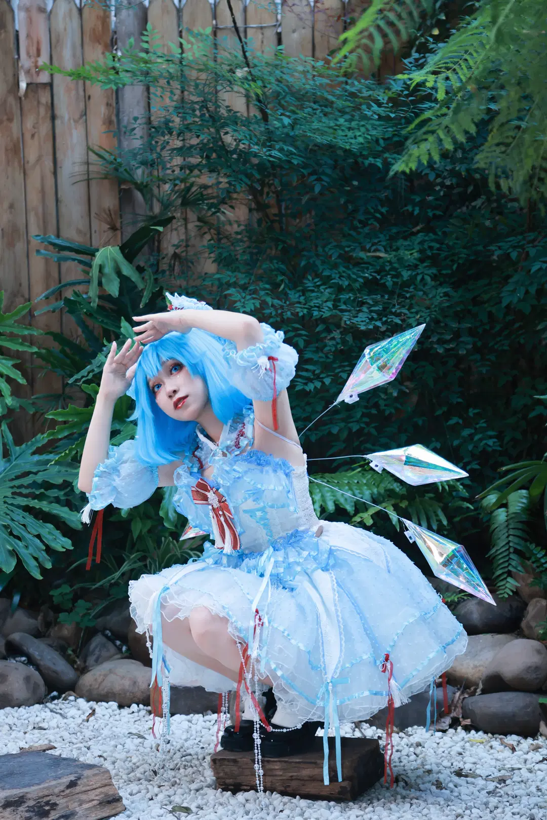 【チルノコスプレ】『東方Project』氷の妖精が佇む庭園ポートレート - 莜子YOKO - 2枚目
