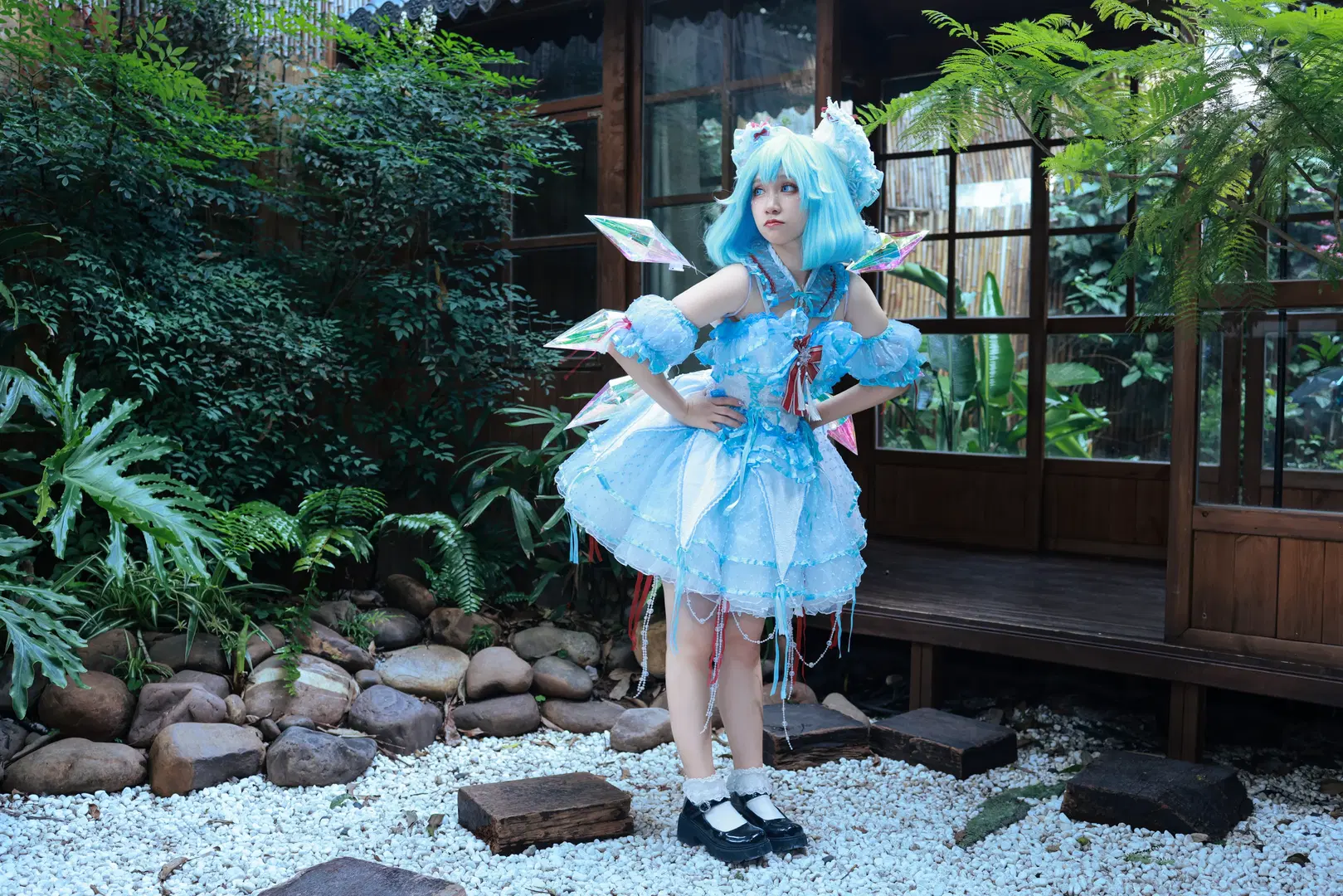 【チルノコスプレ】『東方Project』氷の妖精が佇む庭園ポートレート - 莜子YOKO - 3枚目