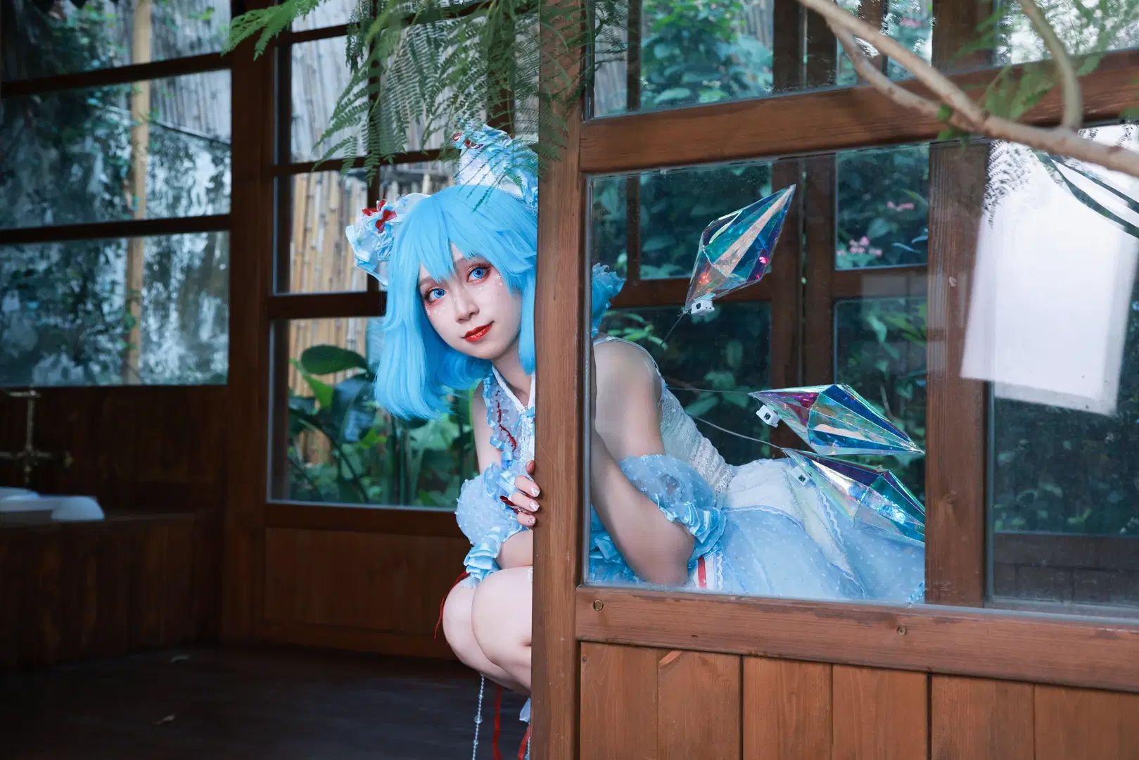 【チルノコスプレ】『東方Project』氷の妖精が佇む庭園ポートレート - 莜子YOKO - 5枚目
