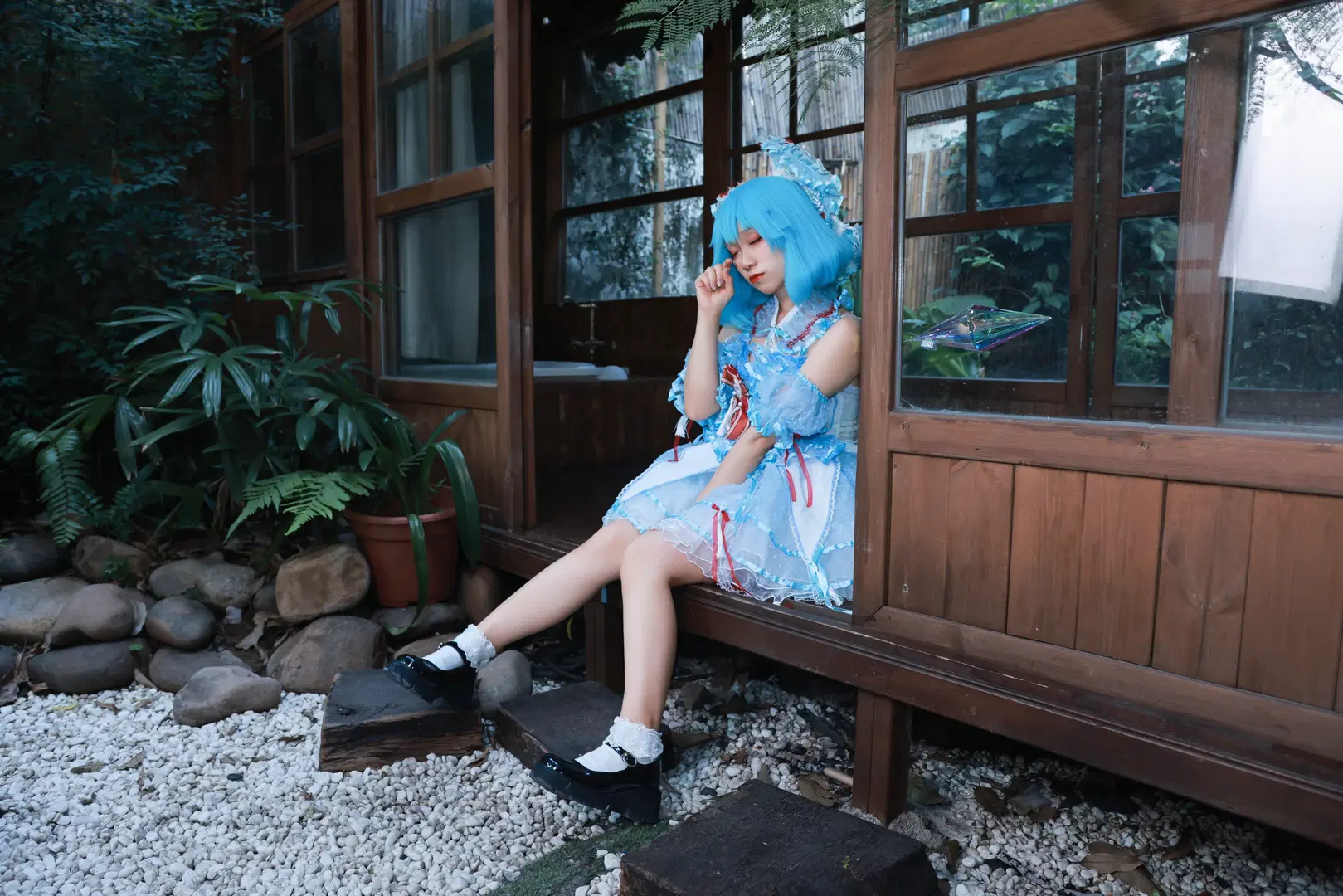 【チルノコスプレ】『東方Project』氷の妖精が佇む庭園ポートレート - 莜子YOKO - 7枚目