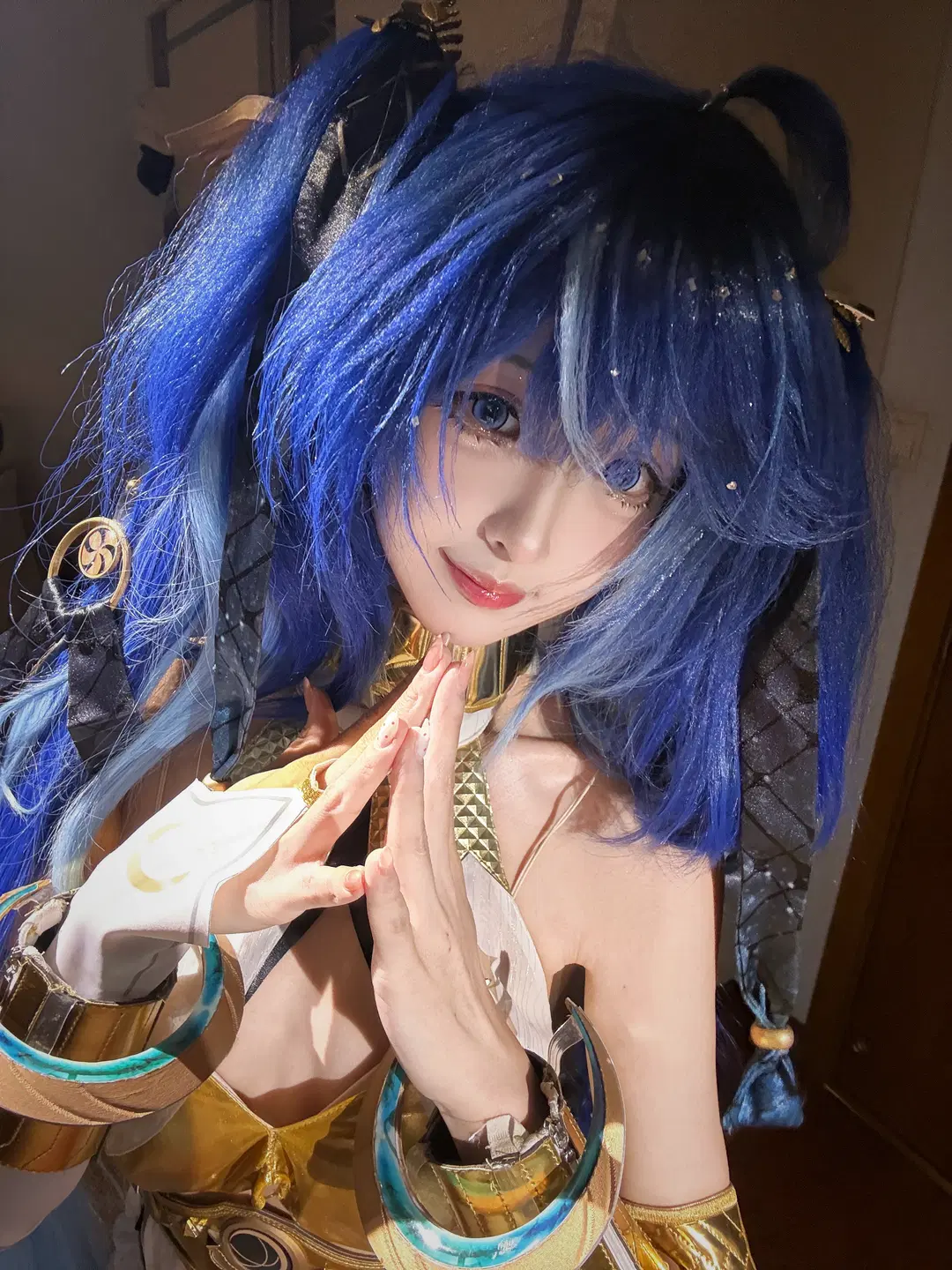 【尤诺cos】鸣潮里的尤诺，蓝发双马尾与金色铠甲的任性组合 - 小葵大王 - 第2张