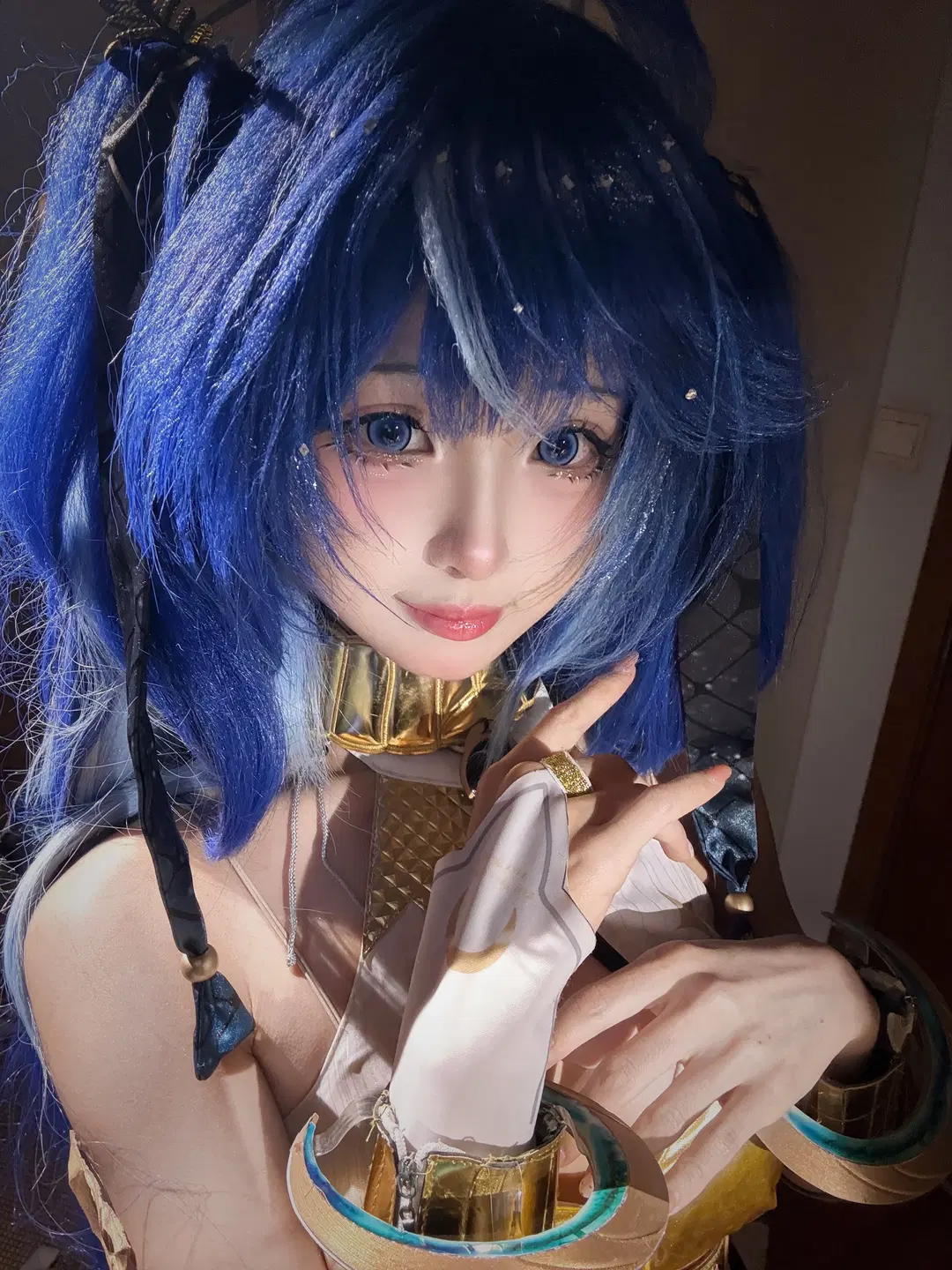 【尤诺cos】鸣潮里的尤诺，蓝发双马尾与金色铠甲的任性组合 - 小葵大王 - 第3张