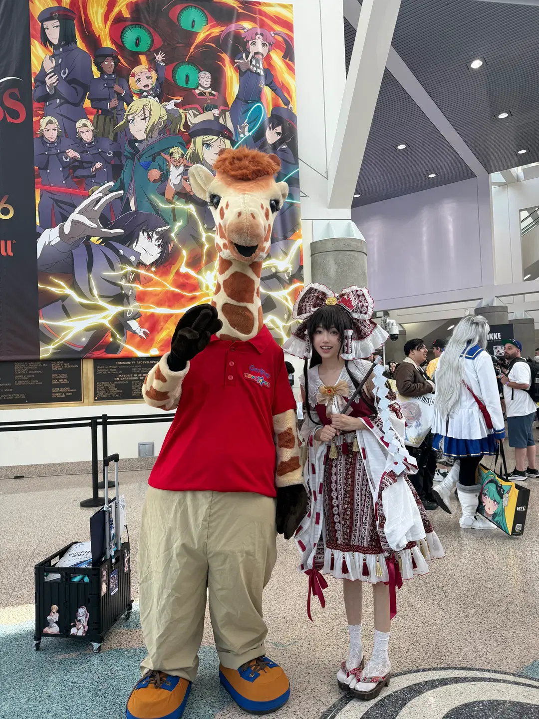華やかな洋装でのイベント写真巡り、巨大なヘッドピースをつけて歩き回った一日 - Yosin030 - 2枚目