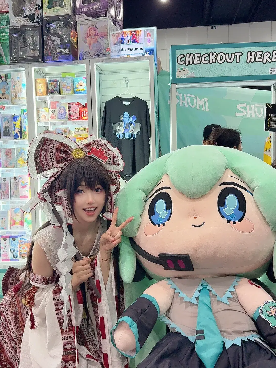 華やかな洋装でのイベント写真巡り、巨大なヘッドピースをつけて歩き回った一日 - Yosin030 - 3枚目