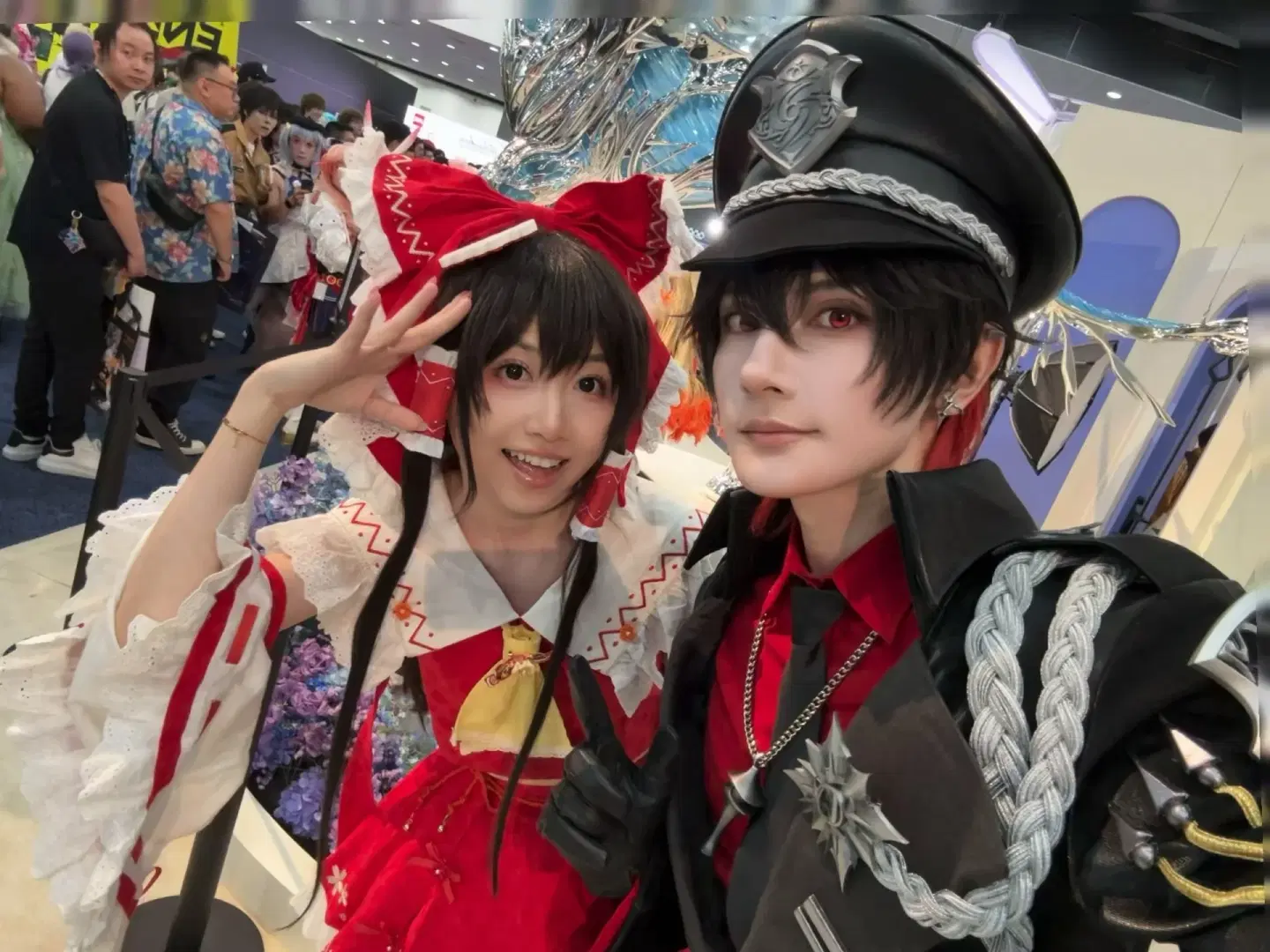 AX漫展现场的红白洋装与黑色制服同框合照 - Yosin030 - 第2张