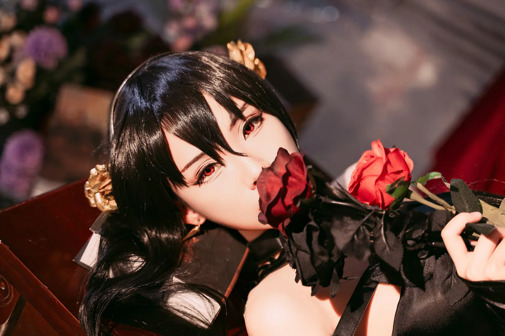 二次元コスプレ, ゴシックコーデ, ヨルコスプレ, 赤目メイク, 黒ドレスと赤いバラ