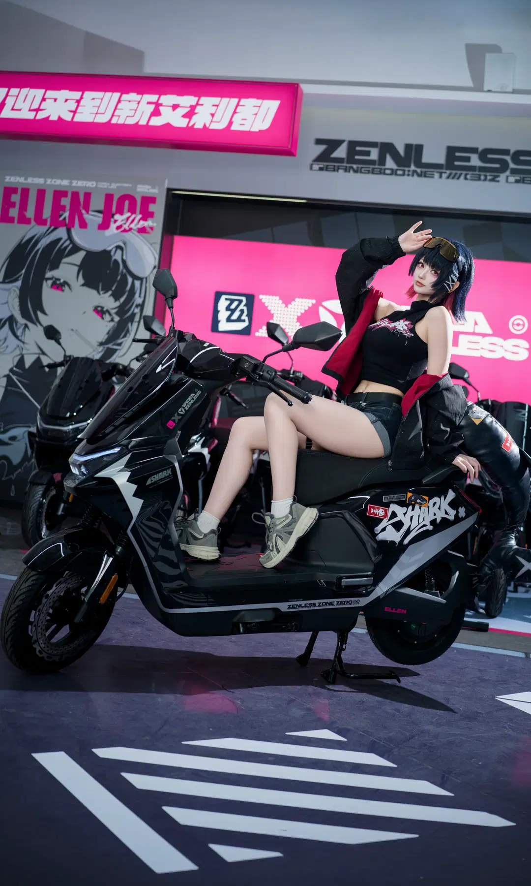 【艾莲cos】打卡绝区零联名痛店，骑上痛车做回鲨鱼妹 - 七奈Nanako - 第13张