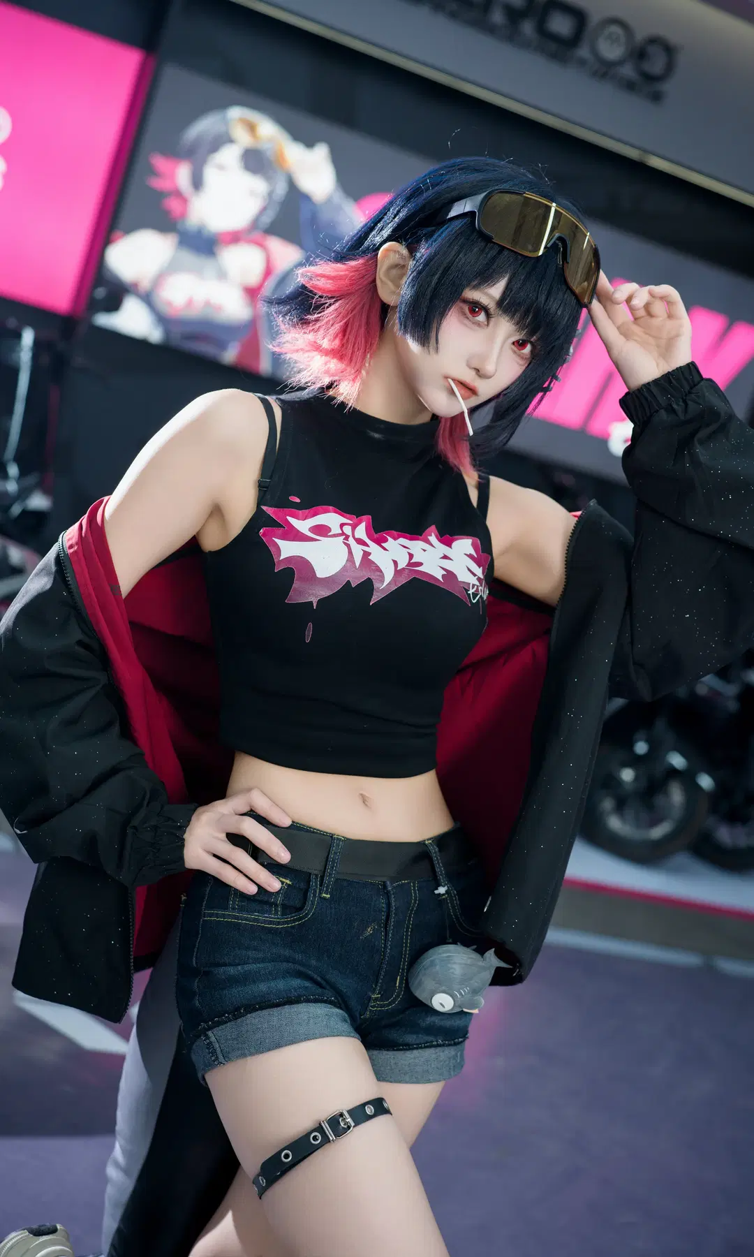 【艾莲cos】打卡绝区零联名痛店，骑上痛车做回鲨鱼妹 - 七奈Nanako - 第14张