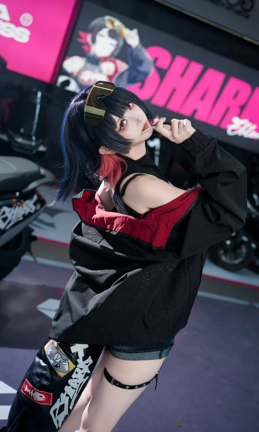 【艾莲cos】打卡绝区零联名痛店，骑上痛车做回鲨鱼妹 - 七奈Nanako - 第15张