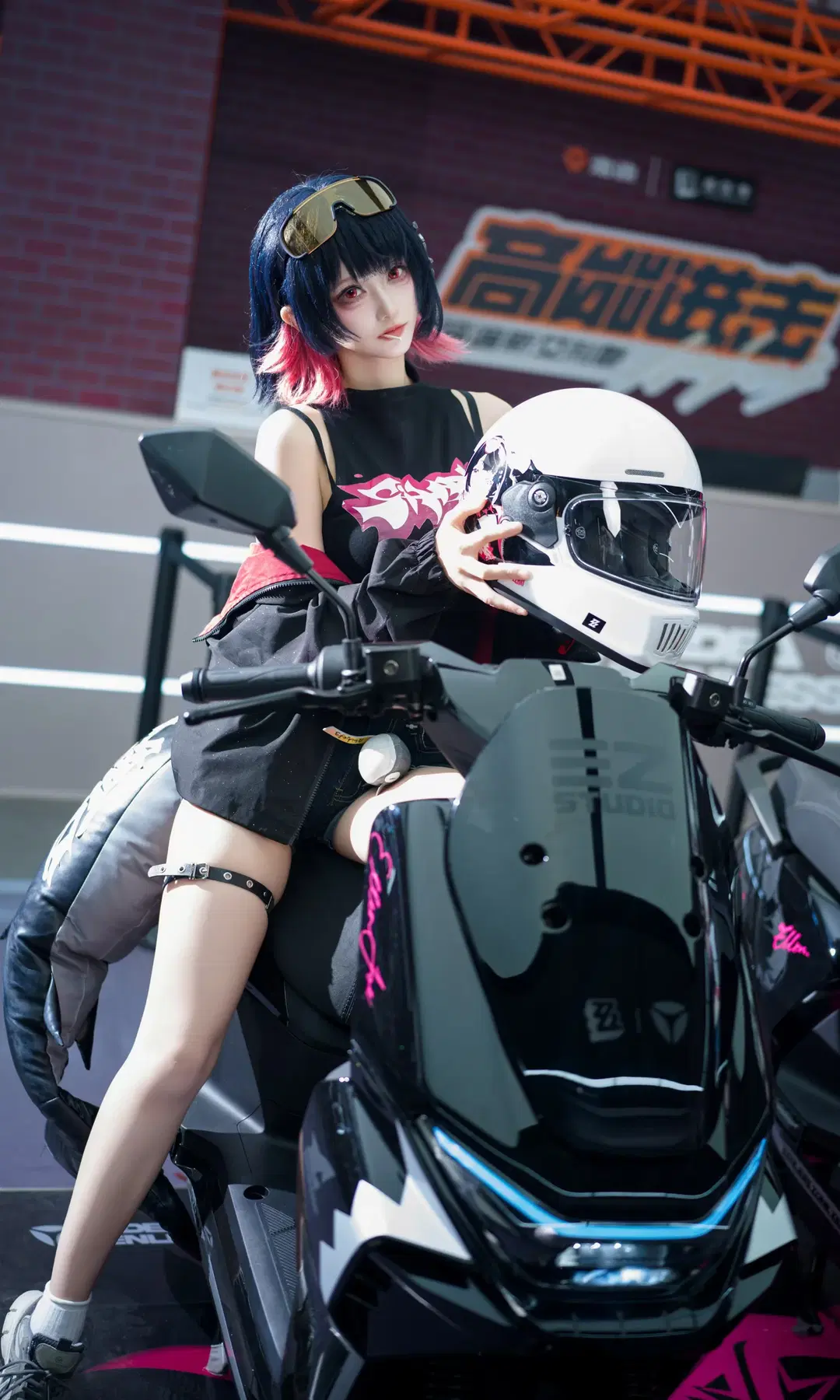 【艾莲cos】打卡绝区零联名痛店，骑上痛车做回鲨鱼妹 - 七奈Nanako - 第6张