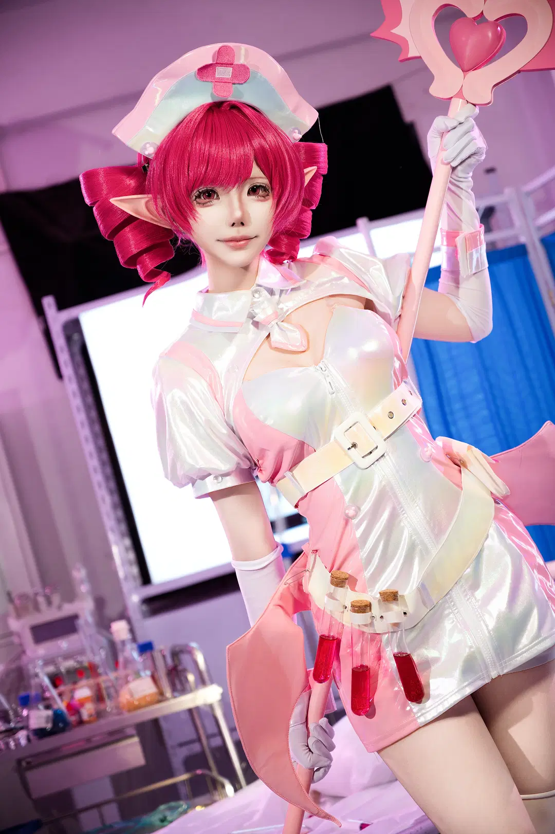 【ブロウコスプレ】『ミューズダッシュ』に登場する500歳の吸血鬼ナース - 梁有幸（正片版 - 3枚目