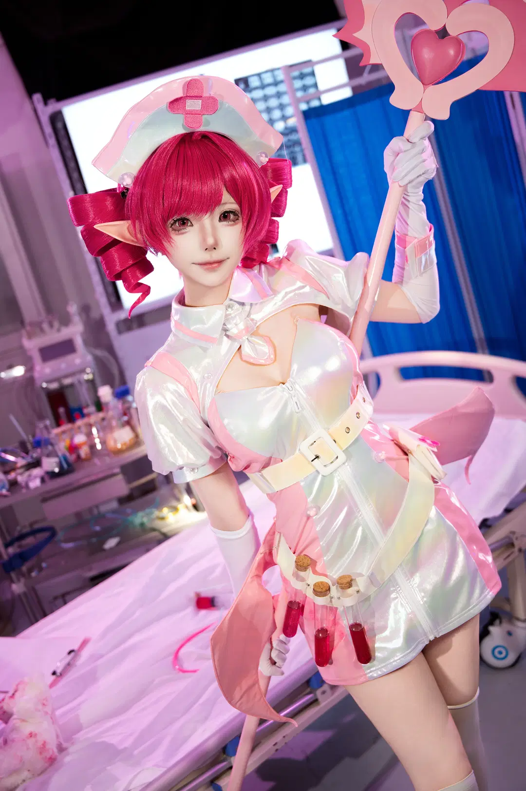 【ブロウコスプレ】『ミューズダッシュ』に登場する500歳の吸血鬼ナース - 梁有幸（正片版 - 4枚目