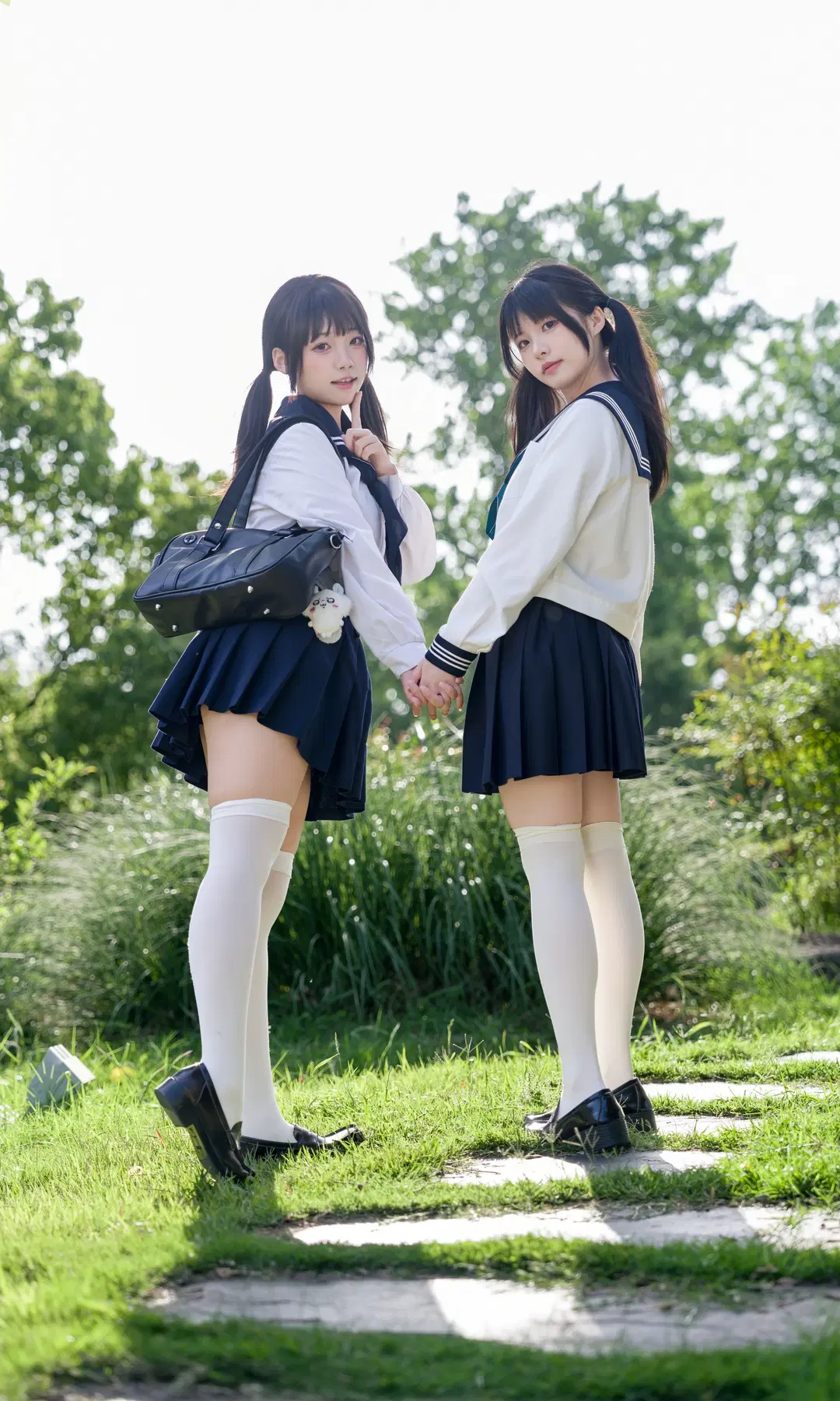 Twin look JK uniform photoshoot in the sun by 全世界都听小柚的话 - Image 3