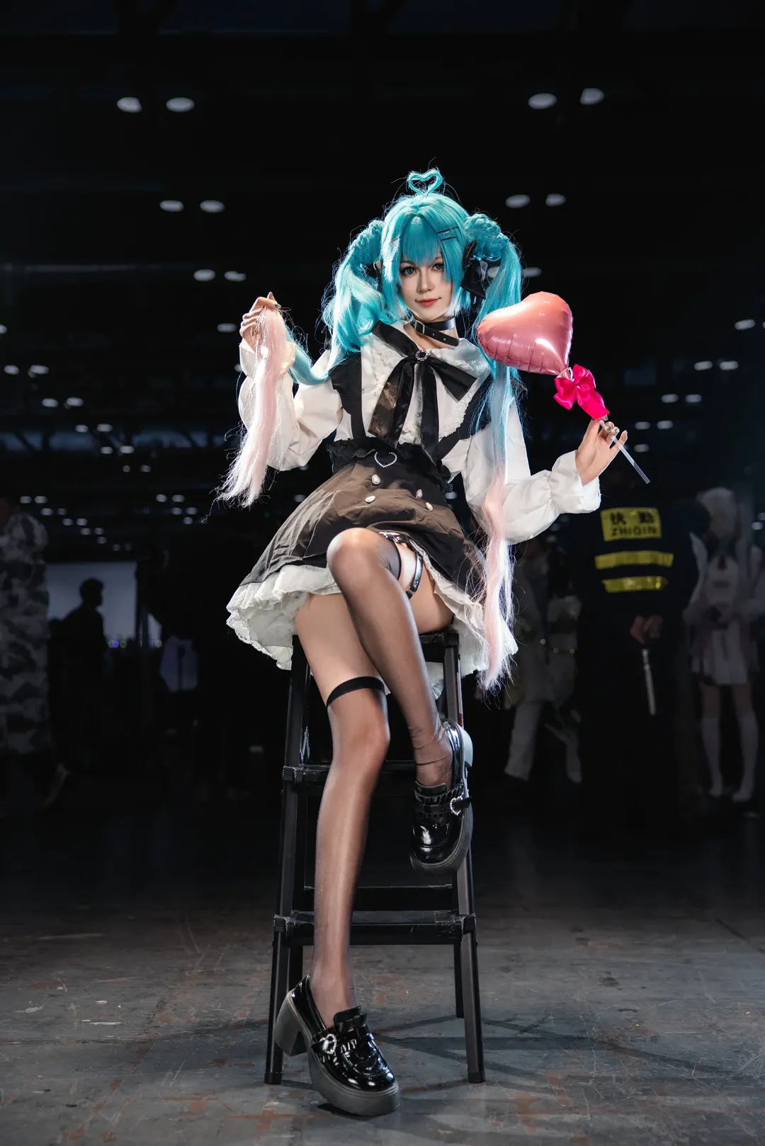 漫展场照, 初音未来cos, 地雷系, 黑色丝袜, 初始之音响彻未来 - 第2张