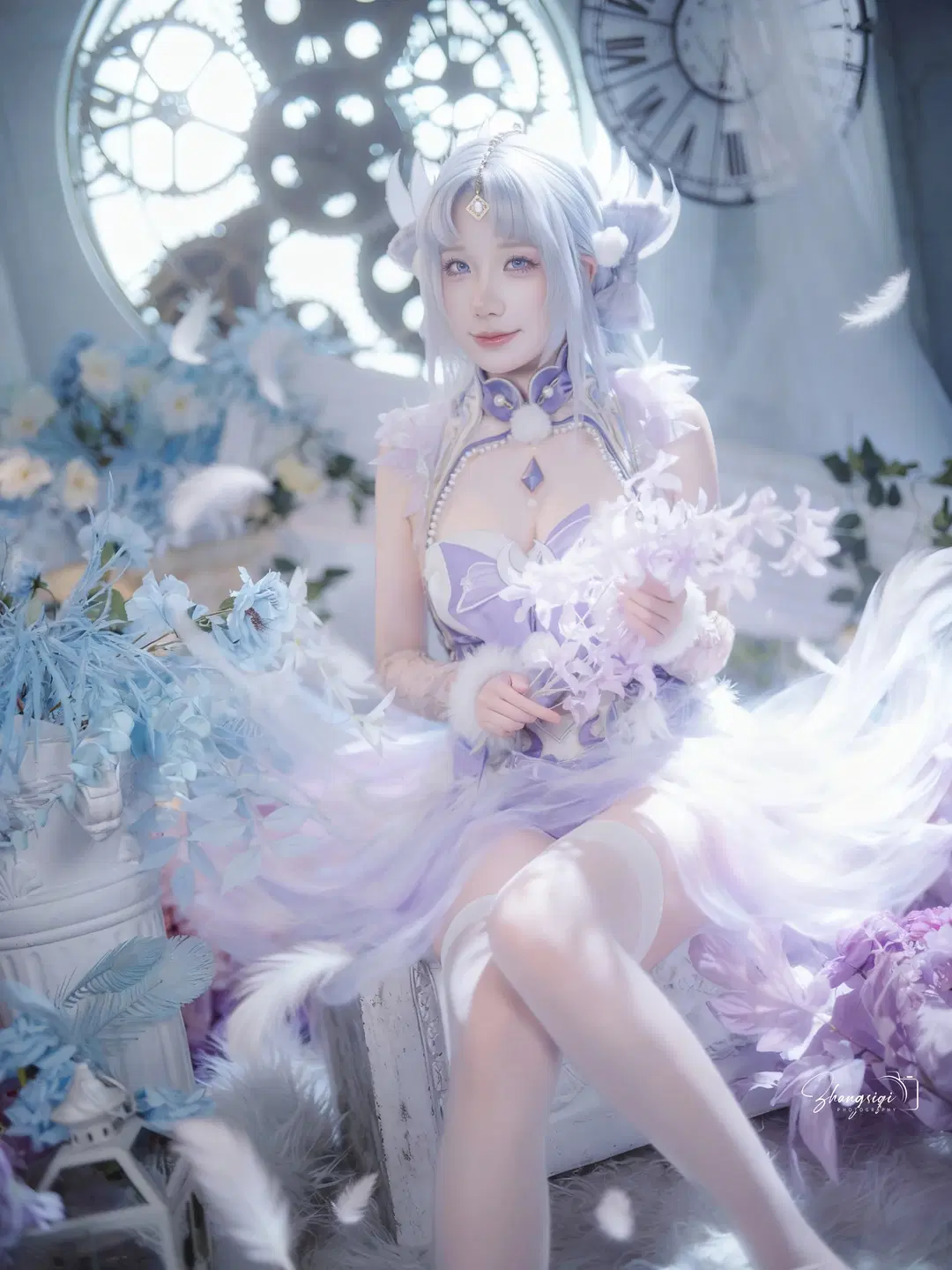 二次元少女, 梦幻棚拍, 白丝过膝袜, 紫色精灵cosplay, 复古钟表场景