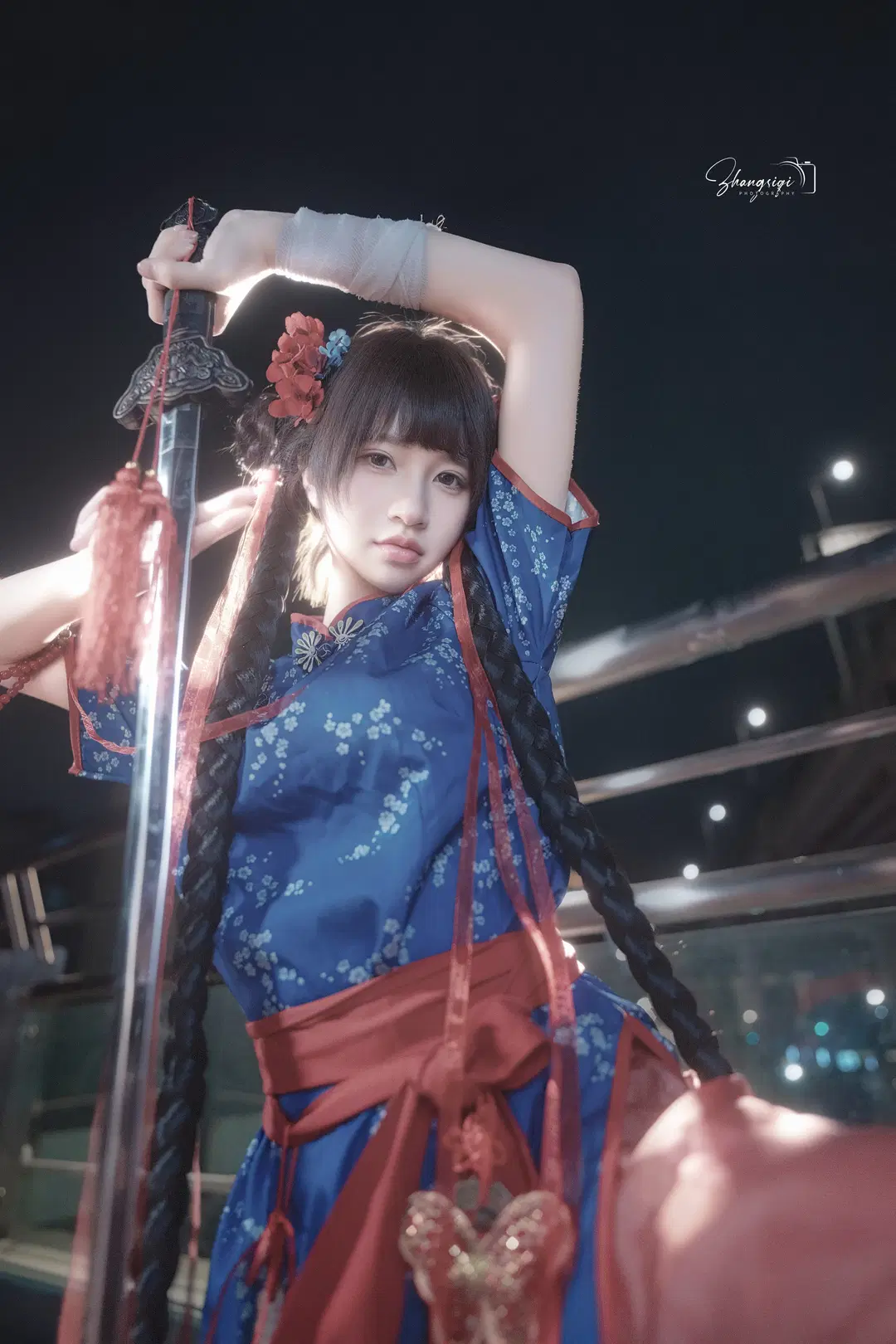 Chinese girl character cosplay carrying a sword at night: this Chinese-style photography look is so dashing by 坏坏孩子琦 - Image 3