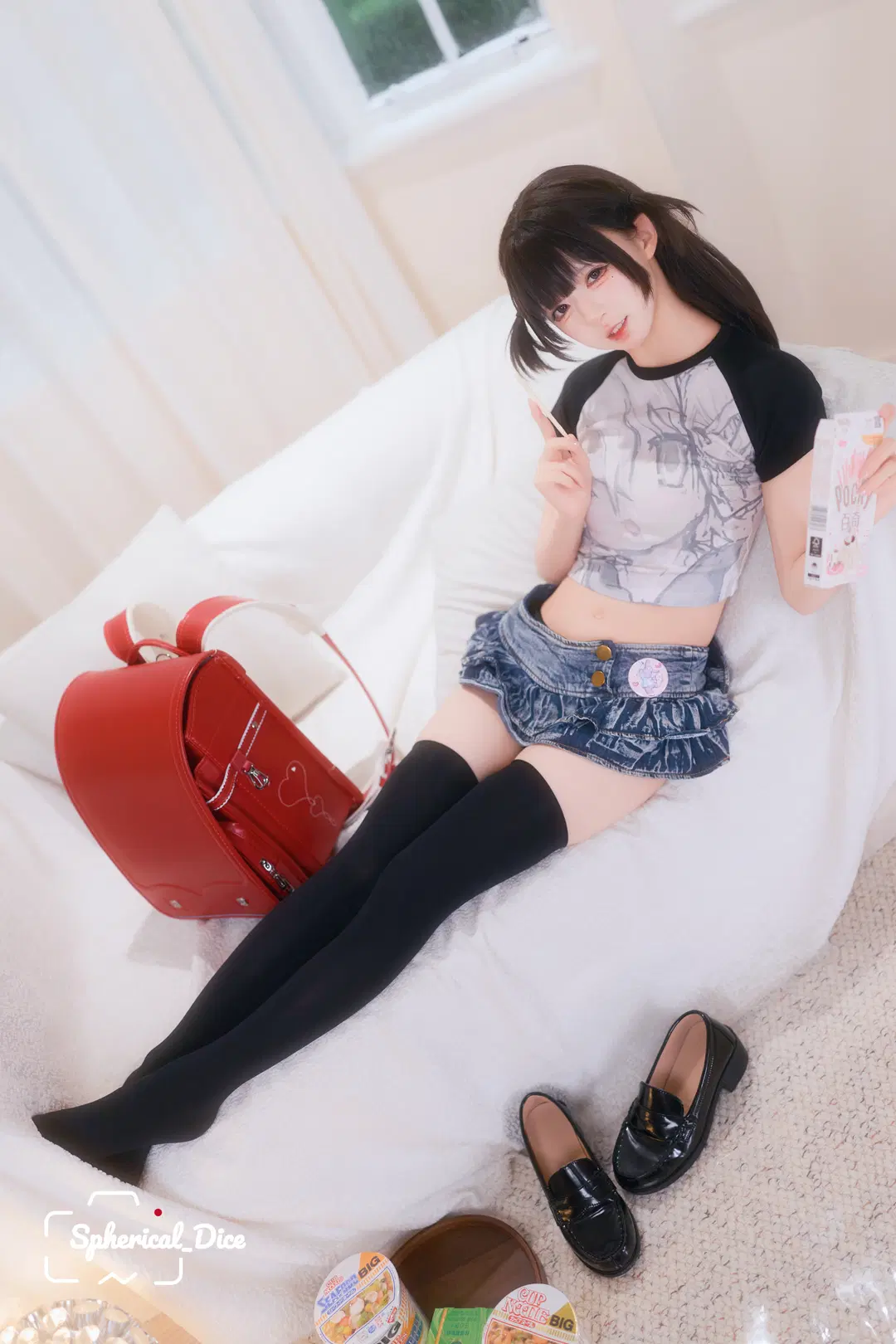 二次元少女, 氛围感摄影, 日系室内写真, 黑丝过膝袜, 动漫T恤穿搭