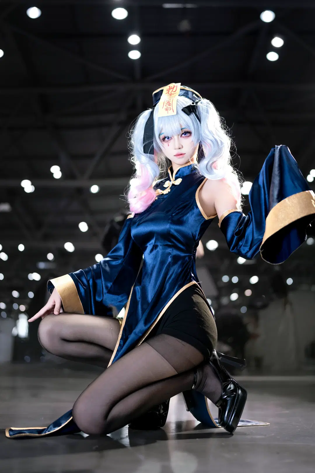 【初音ミク コスプレ】紺碧と金のチャイナドレス＆お札：妖艶なキョンシーのイベント写真 - Crym - 2枚目