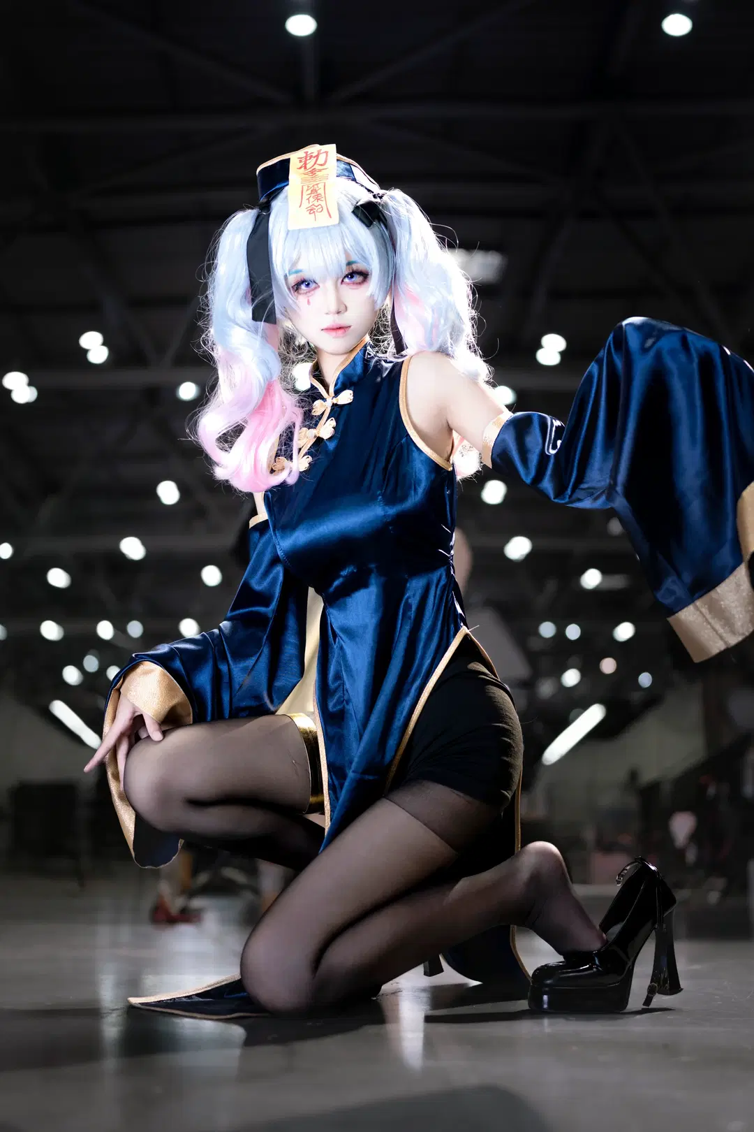 【初音ミク コスプレ】紺碧と金のチャイナドレス＆お札：妖艶なキョンシーのイベント写真 - Crym - 3枚目