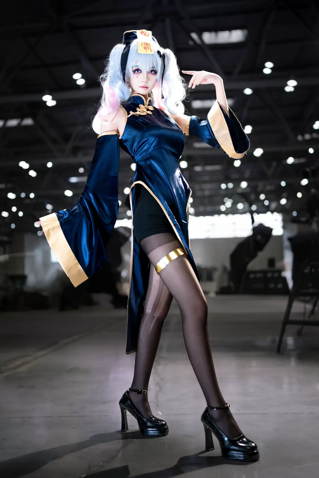 【初音ミク コスプレ】紺碧と金のチャイナドレス＆お札：妖艶なキョンシーのイベント写真 - Crym - 5枚目