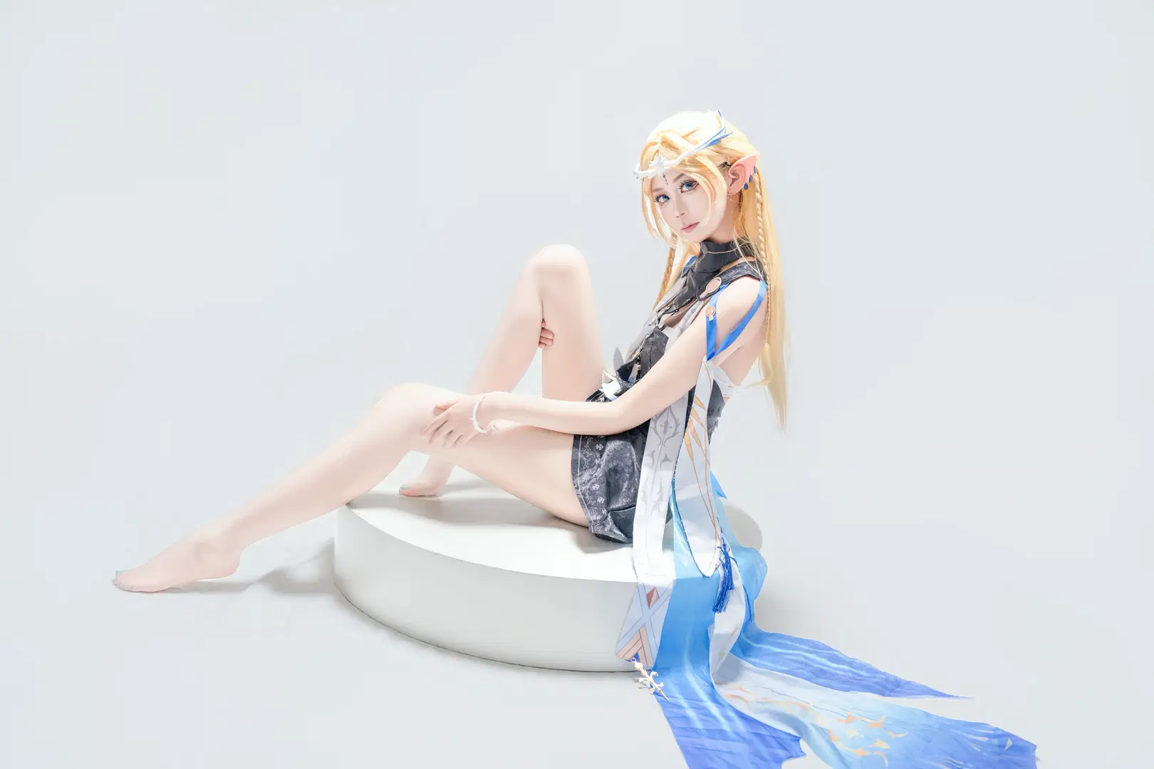 鸣潮, 卡提希娅cos, 二次元cosplay, 精灵耳妆造, 奇幻风写真