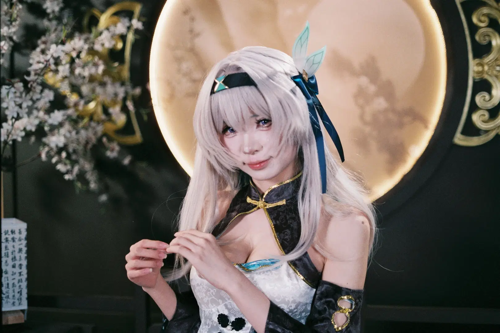【Firefly cosplay】Honkai: Star Rail Firefly Qipao: Gentle Moments Woven in Digital and Film by 一只测光表 - Image 8