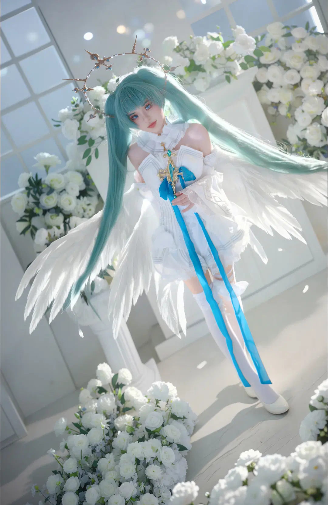 [Hatsune Miku cosplay] Angel Miku, the sacred vibe of white wings and blue ribbons by 店长DD - Image 6