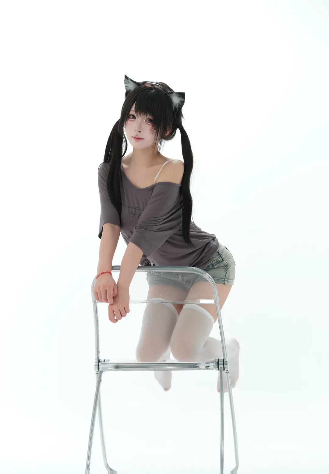 猫耳双马尾与白丝过膝袜，纯白影棚里的日系宅女风 - 忧郁的芒果酱 - 第2张