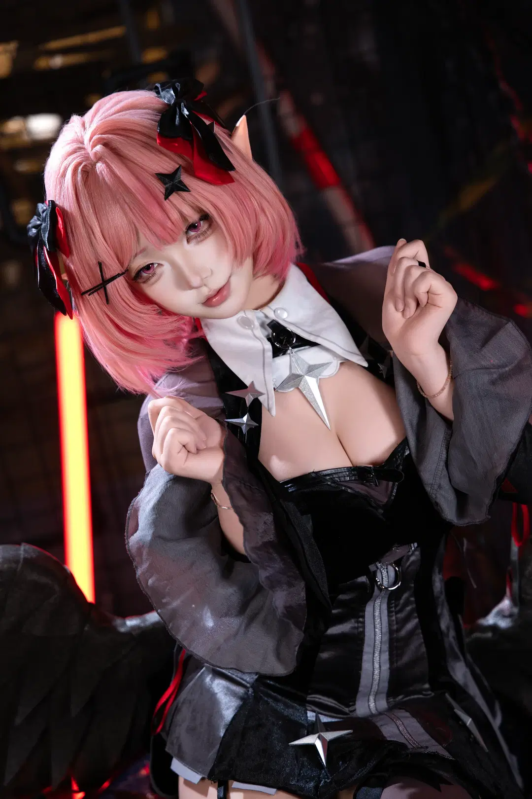 【レミエール コスプレ】ゼンレスゾーンゼロの荒廃感漂う工業地帯、黒と赤のダークな世界観 - KomikadoYUC - 4枚目
