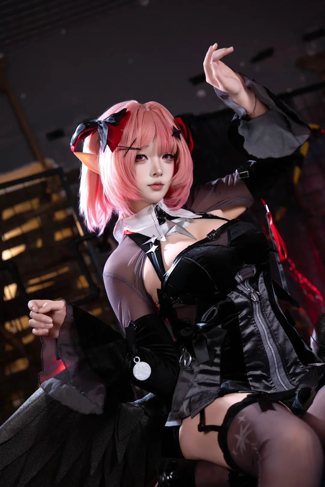 【レミエール コスプレ】ゼンレスゾーンゼロの荒廃感漂う工業地帯、黒と赤のダークな世界観 - KomikadoYUC - 5枚目