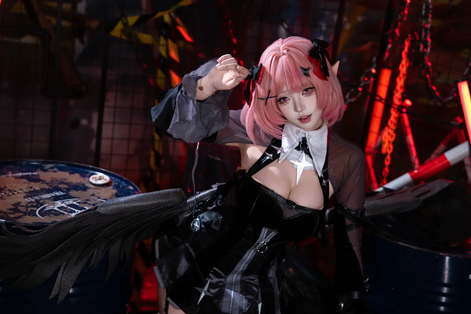 【レミエール コスプレ】ゼンレスゾーンゼロの荒廃感漂う工業地帯、黒と赤のダークな世界観 - KomikadoYUC - 6枚目