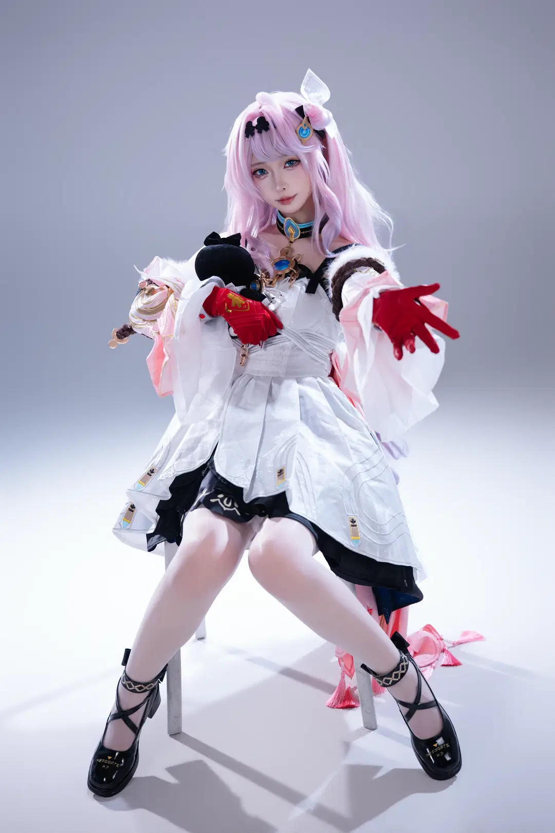 Wuthering Waves, Denia Cosplay, Wuthering Waves cosplay, Pink hair styling, red gloves