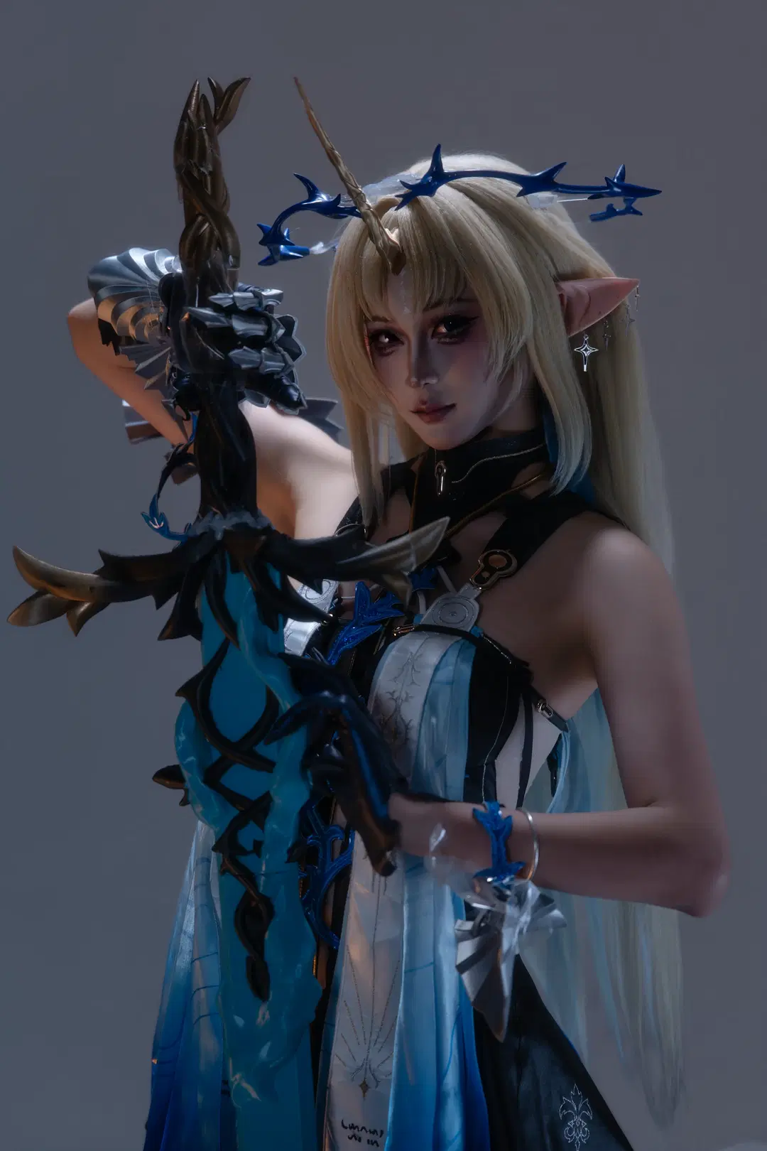 Wuthering Waves Fleurdelis Cosplay: The Visual Tension of Greatsword and Azure Chiffon by KomikadoYUC - Image 2