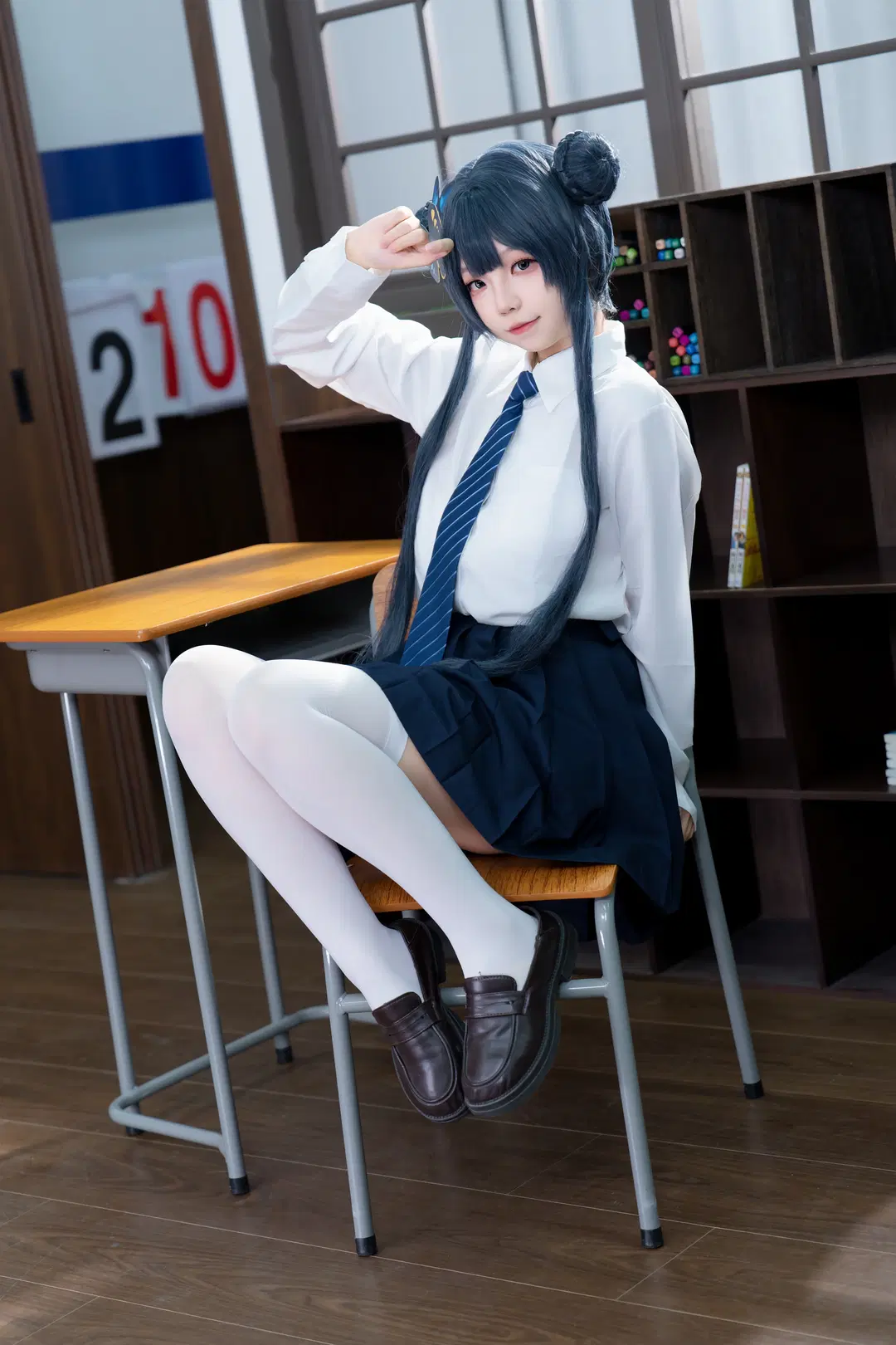 Blue Archive, Ryuge Kisaki cosplay, White stockings, Kisaki, Classroom cosplay photoshoot