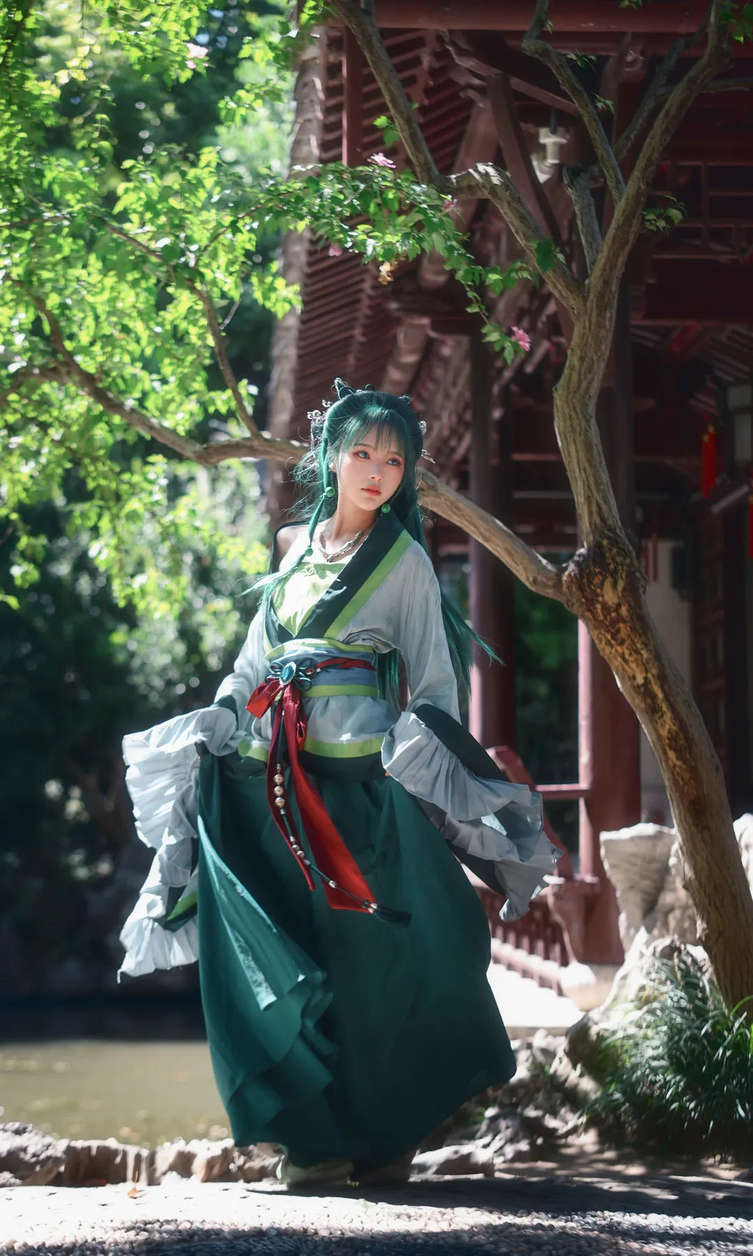 Traditional style cosplay, Garden photography, Maomao cosplay, The Apothecary Diaries, Hanfu photoshoot