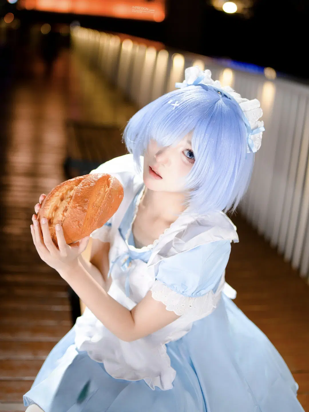 【レム コスプレ】青白のメイド服と夜の遊歩道を渡る微風（夜景ポートレート・二次元コスプレ） - 阿宏 - 4枚目