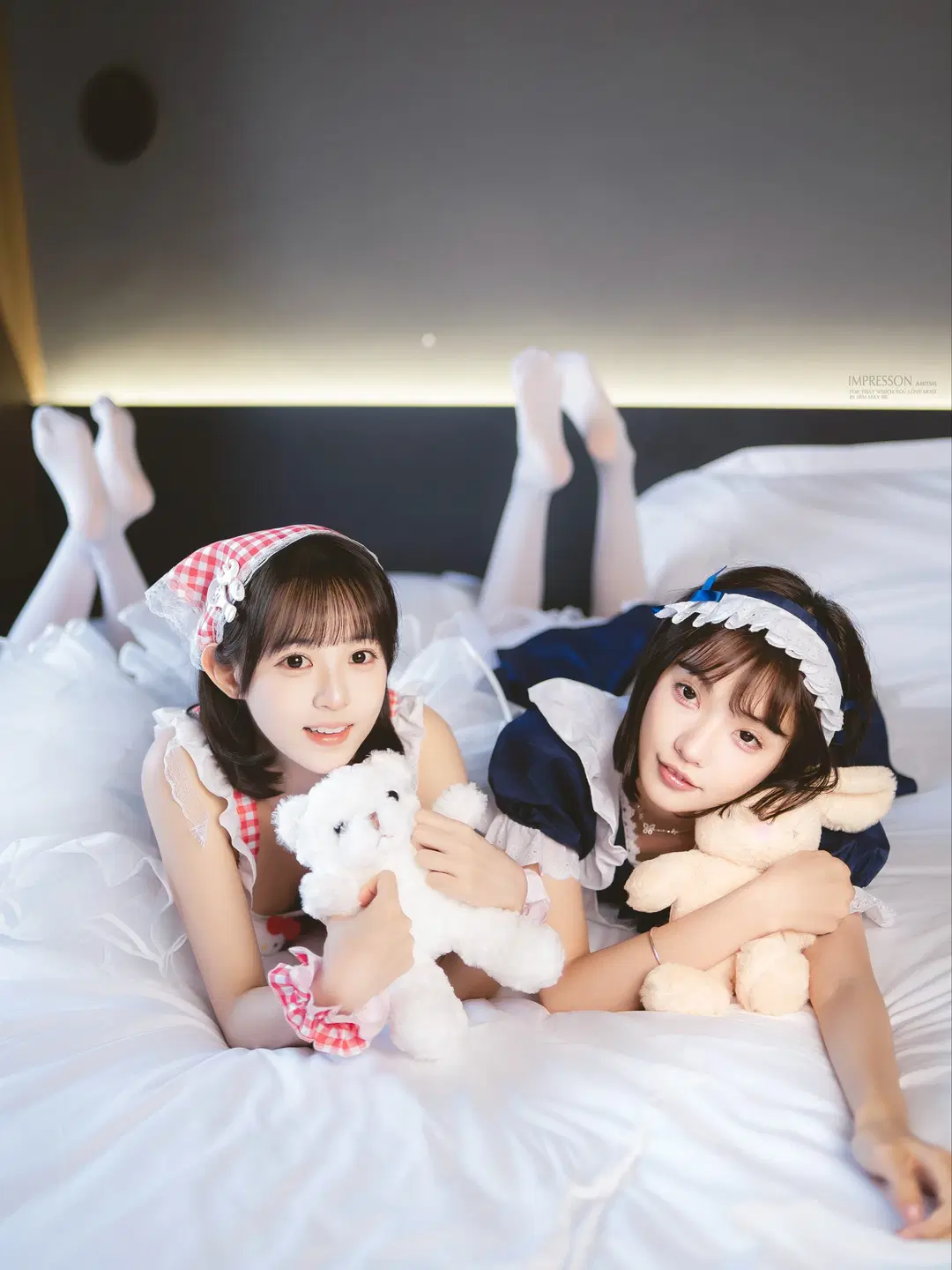 红蓝女仆双子写真，白丝与毛绒玩具的日常 - 阿宏 - 第5张