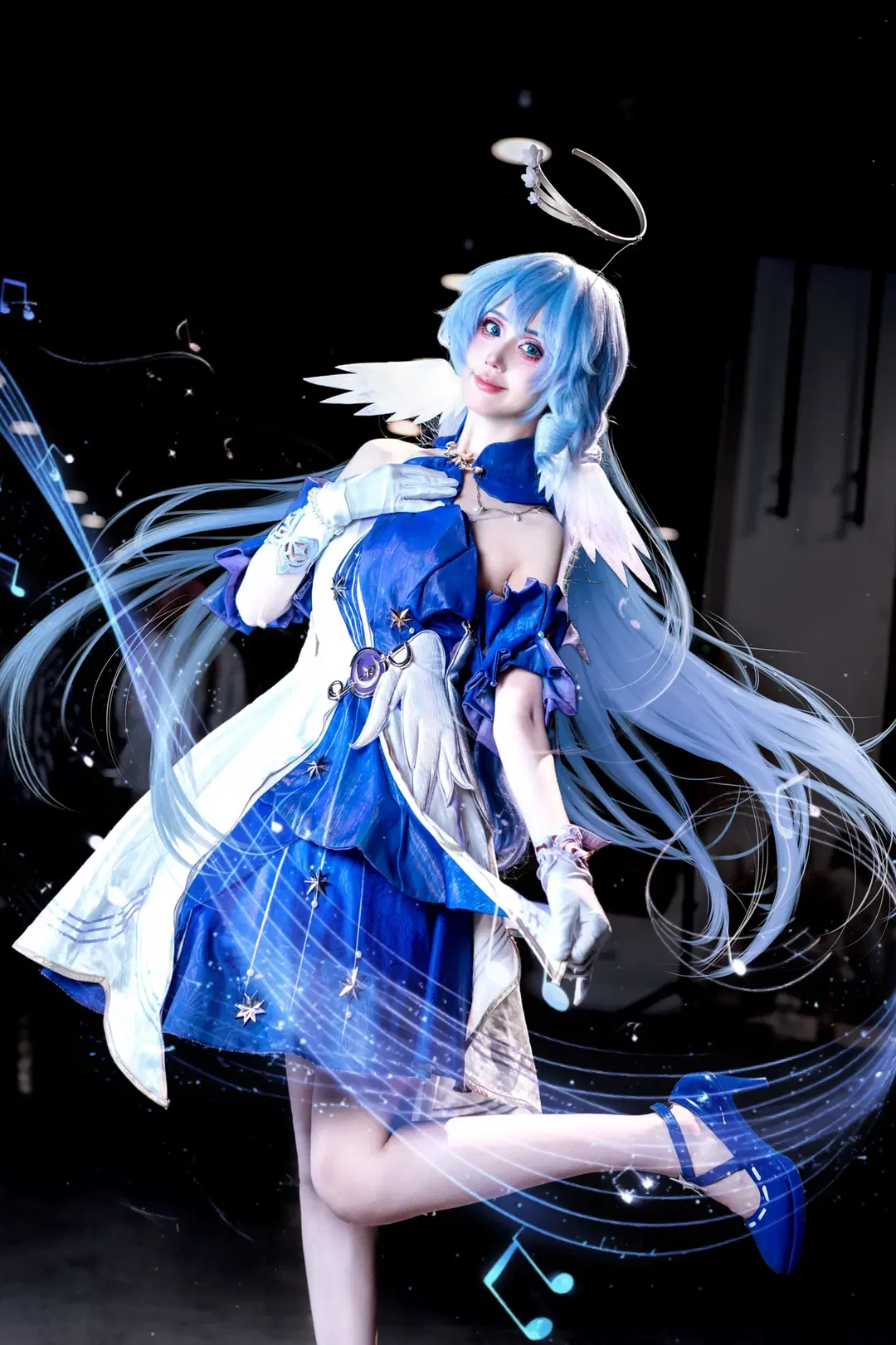 【知更鸟cos】崩坏：星穹铁道知更鸟，蓝色羽毛与光环的舞台感呈现