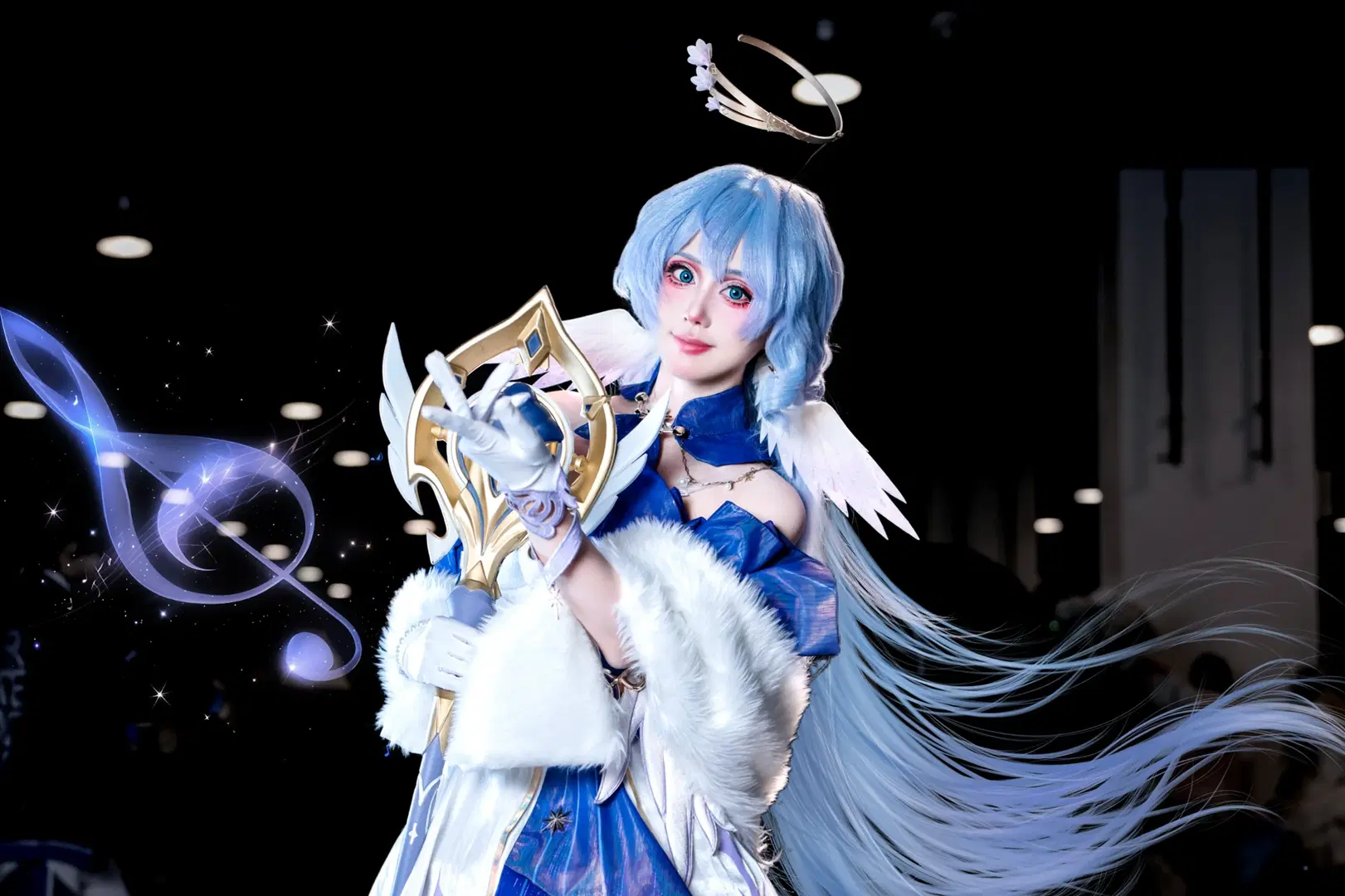 【知更鸟cos】崩坏：星穹铁道知更鸟，蓝色羽毛与光环的舞台感呈现 - 小眠羊 - 第4张