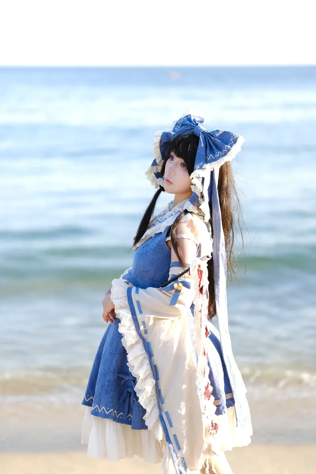 博麗霊夢コスプレ, 東方Project, 青霊夢コスプレ, コスプレ撮影, 海辺のロケ - 4枚目