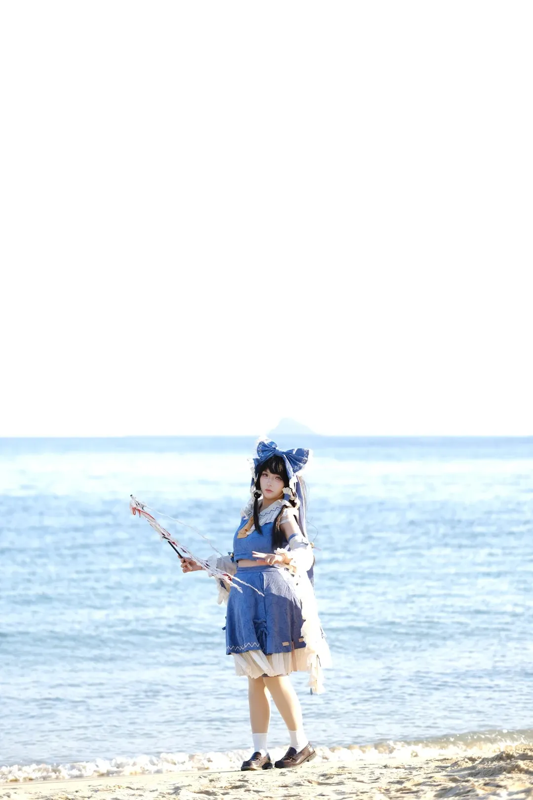 博麗霊夢コスプレ, 東方Project, 青霊夢コスプレ, コスプレ撮影, 海辺のロケ - 5枚目