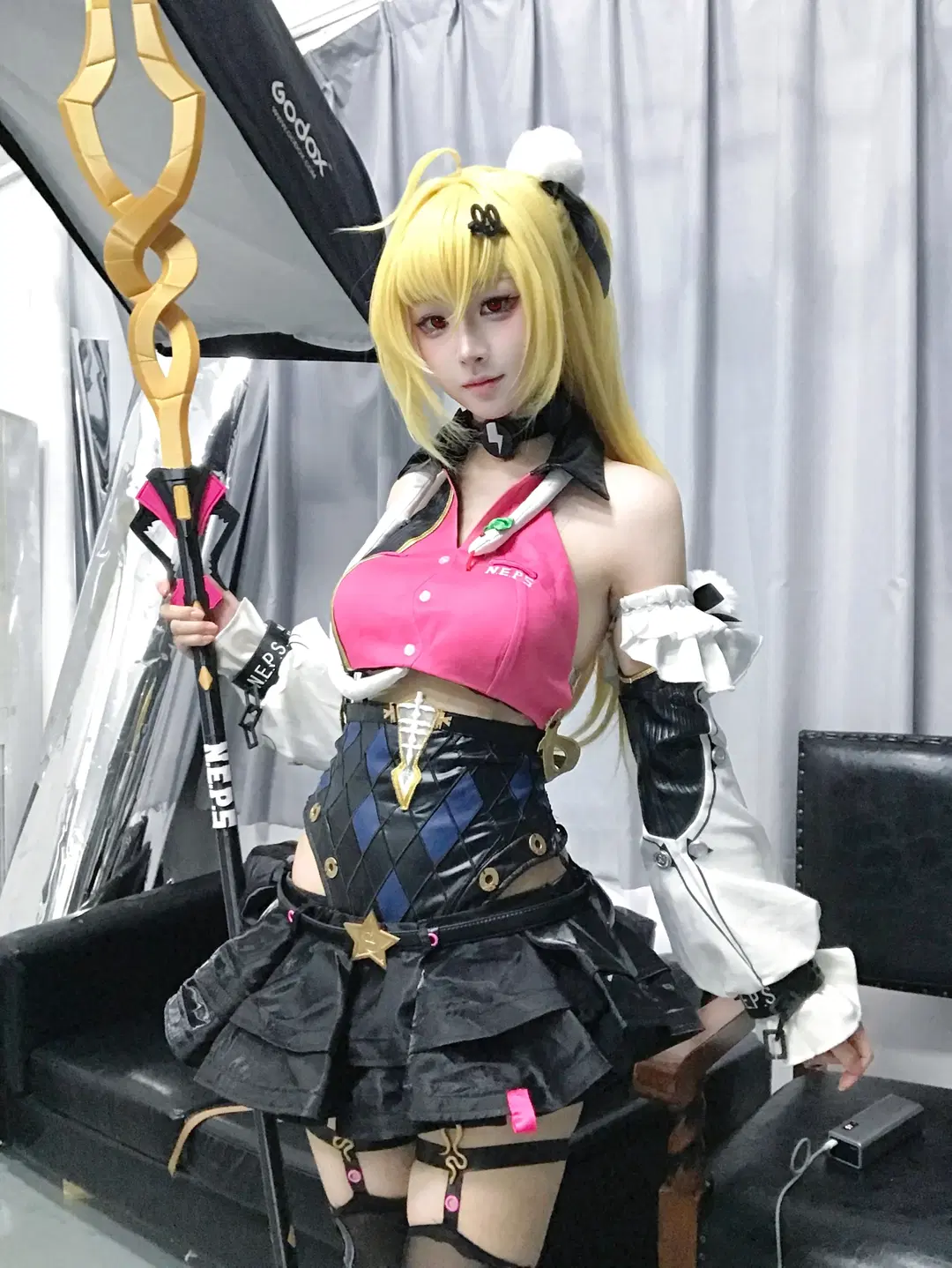 绝区零, 希希芙cos, 棚拍写真, 红色美瞳, 大腿袜