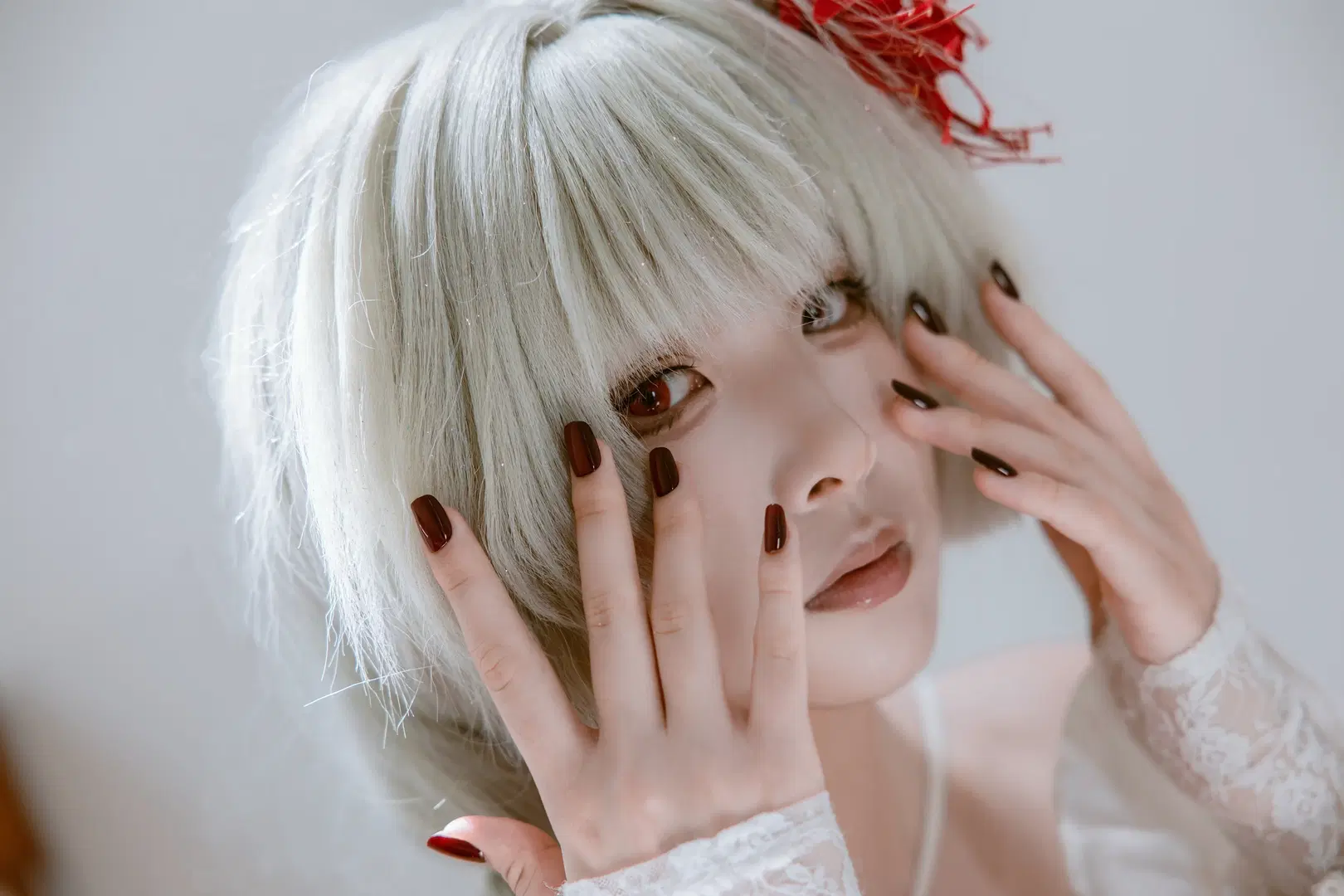 【フローヴァ コスプレ】『鳴潮』が魅せる紅白配色、静けさの中の佇まい - 耶耶绿鹅 - 2枚目