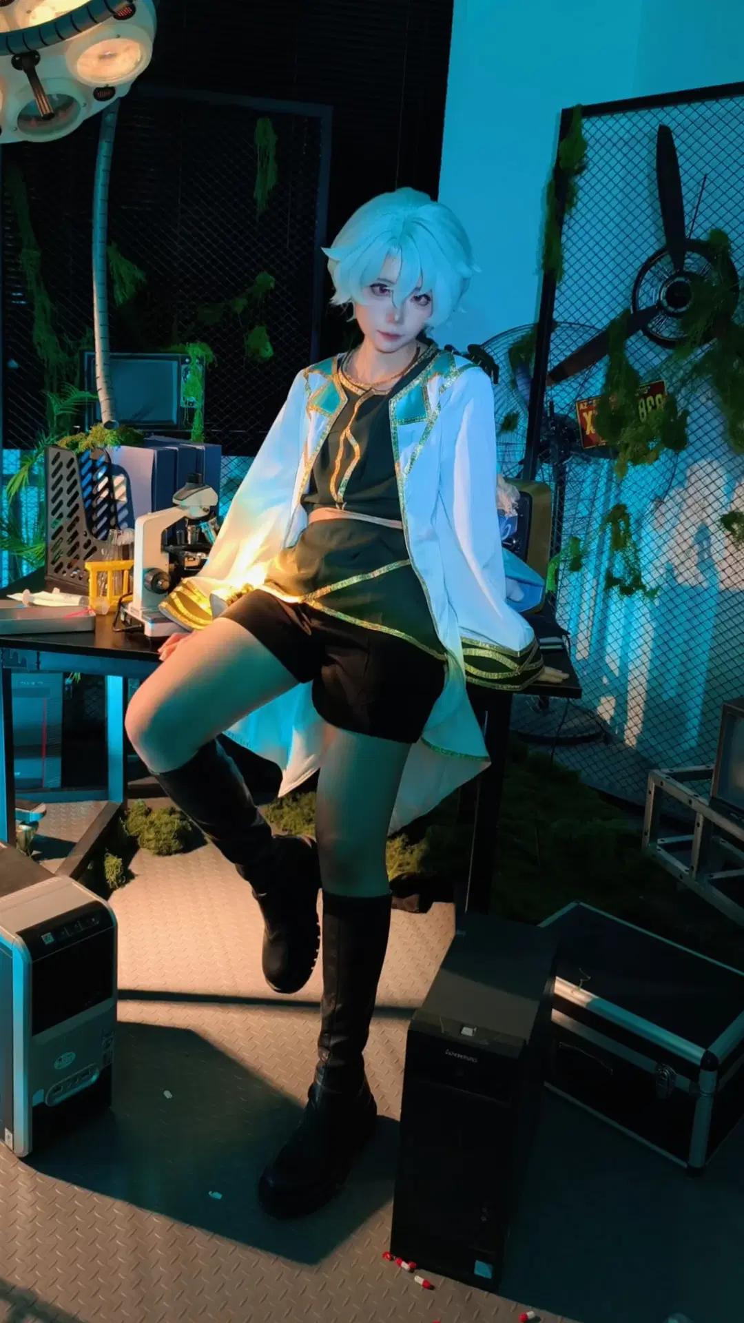 Genshin Impact, Cosplay photography, Dottore cosplay, Female cosplaying male character, Researcher look