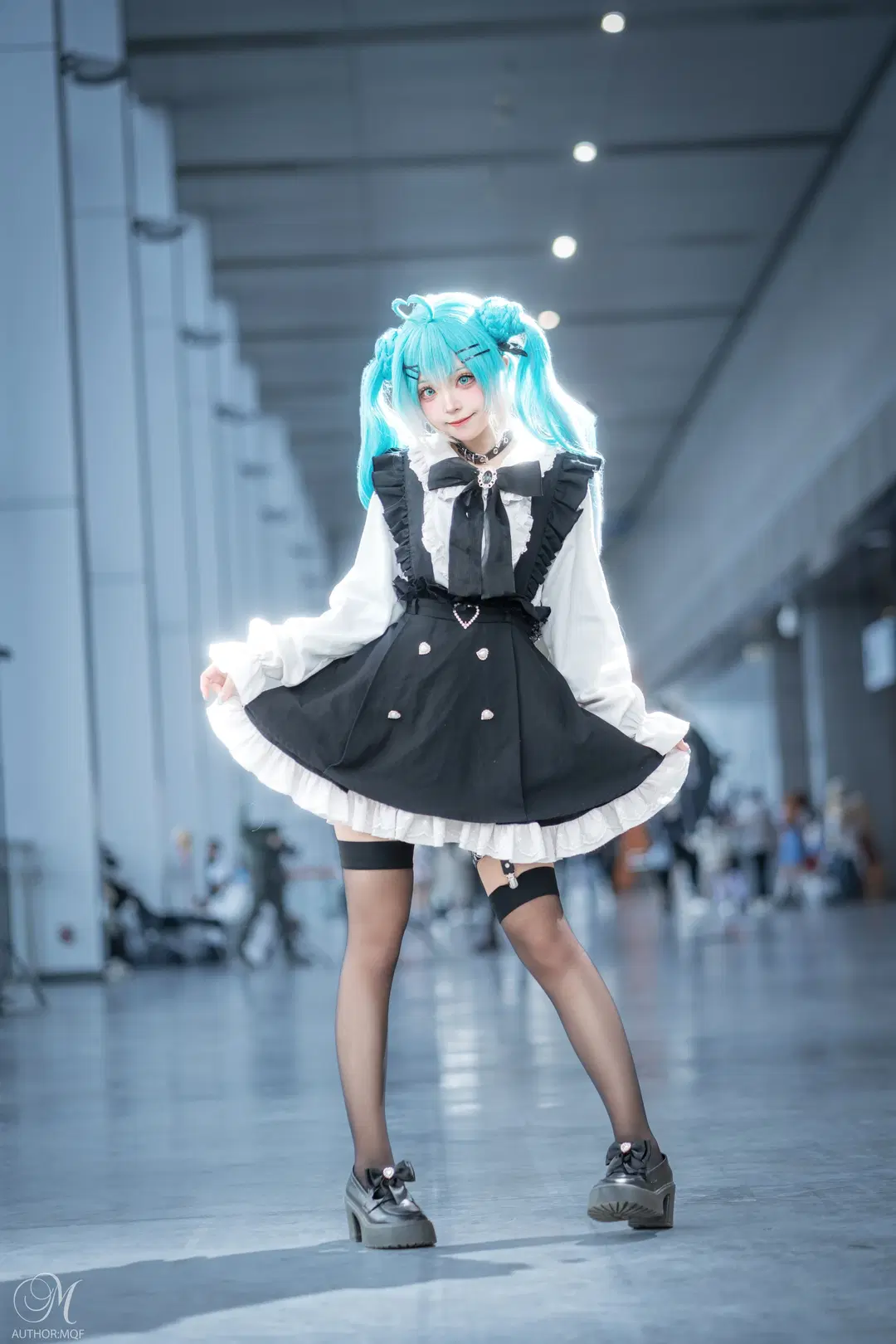 [Maid outfit cosplay] Outdoor Shoot After Convention Wrap: This Black-and-White Maid Outfit is Incredibly Photogenic by 默秋风_接cicf场照 - Image 7